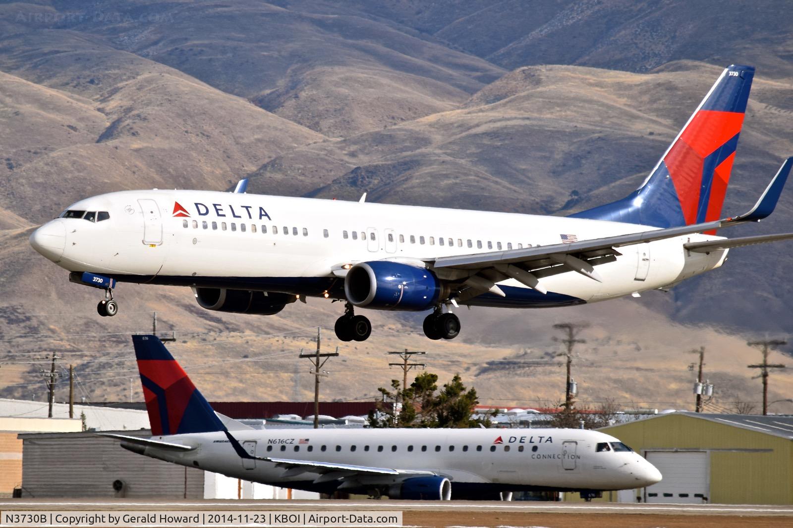 N3730B, 2000 Boeing 737-832 C/N 30538, Landing RWY 28R.