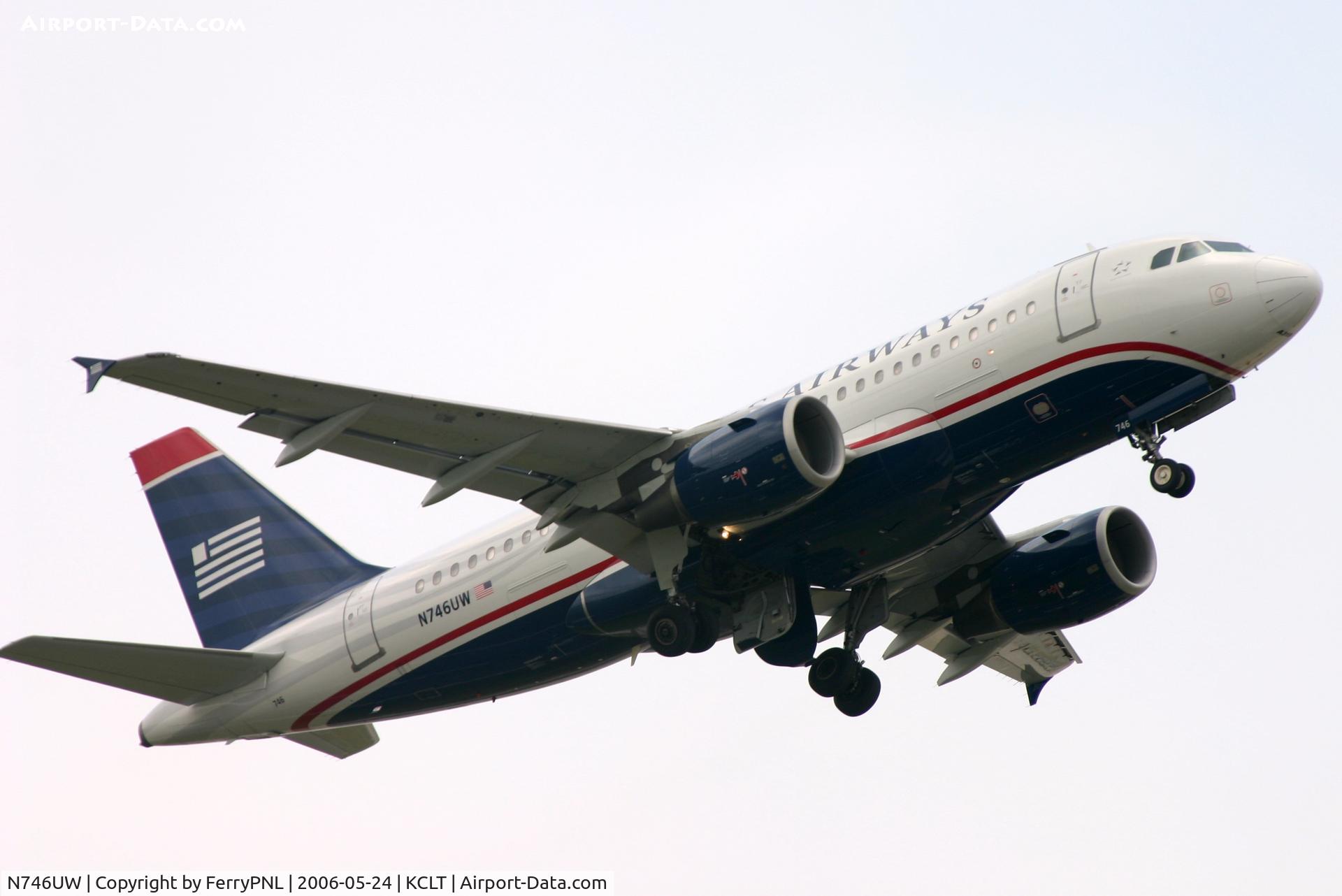 N746UW, 2000 Airbus A319-112 C/N 1297, US Airways A319 departing a grey CLT