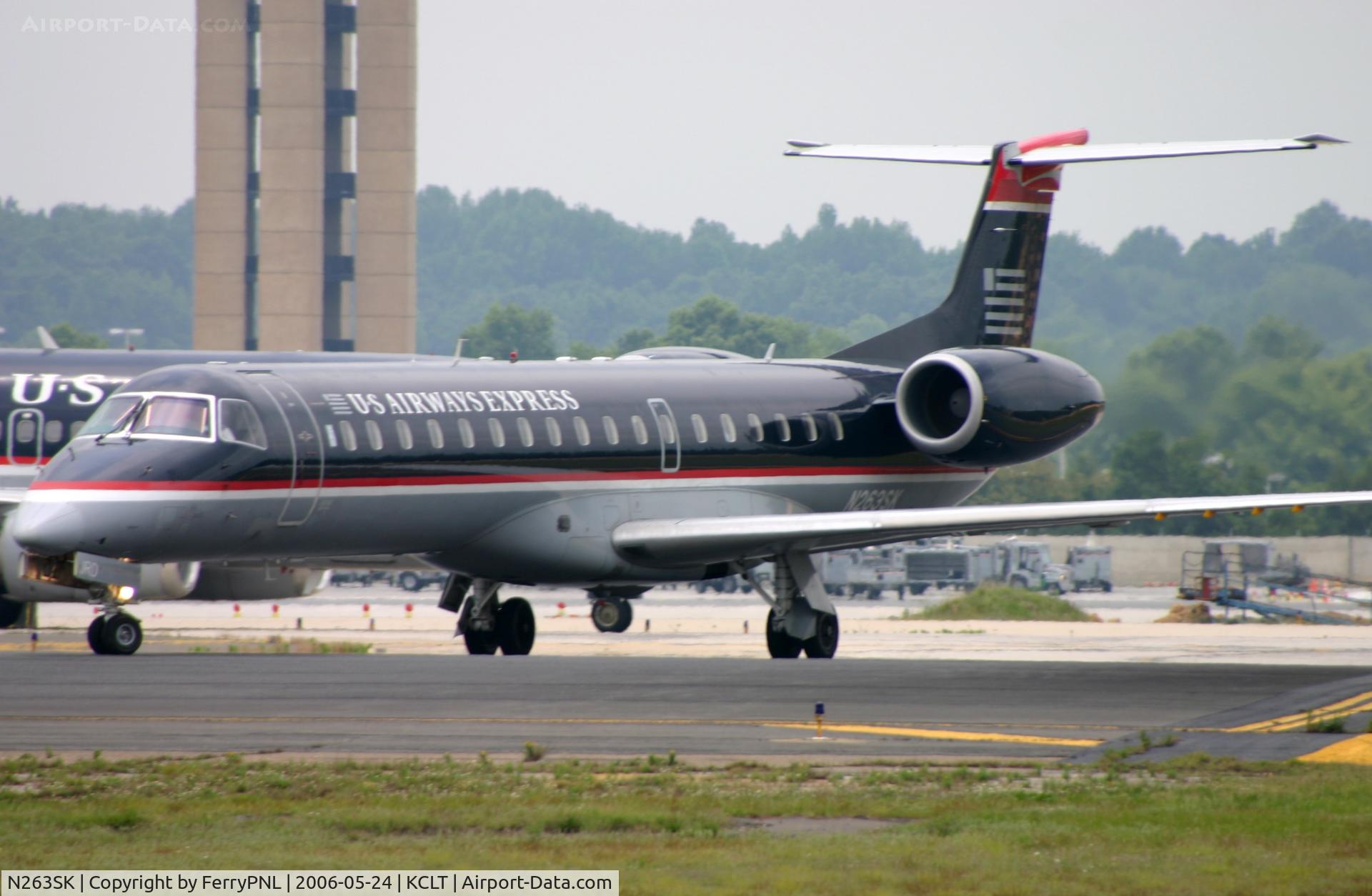 N263SK, 1999 Embraer ERJ-145LR (EMB-145LR) C/N 145199, US Express ERJ145 lining-up