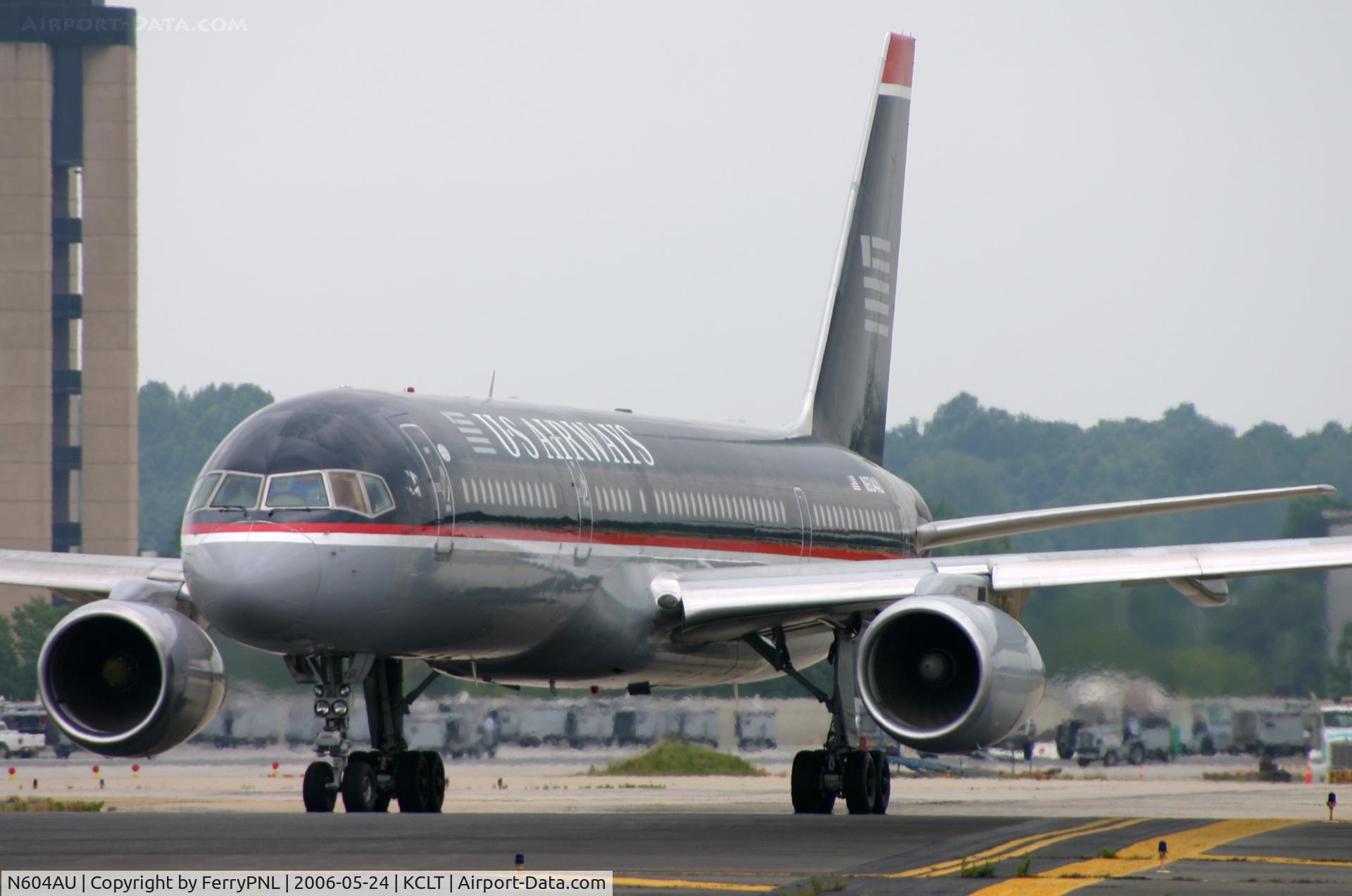 N604AU, 1999 Bombardier Challenger 604 (CL-600-2B16) C/N 5434, US B752 lining-up