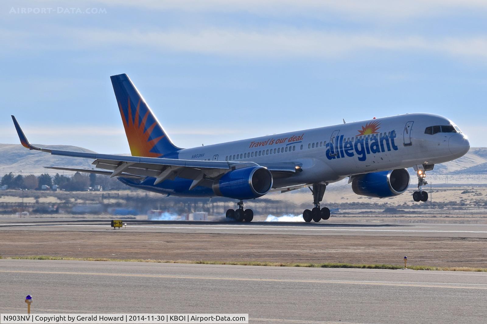 N903NV, 1992 Boeing 757-204 C/N 26966, Landing RWY 28R.