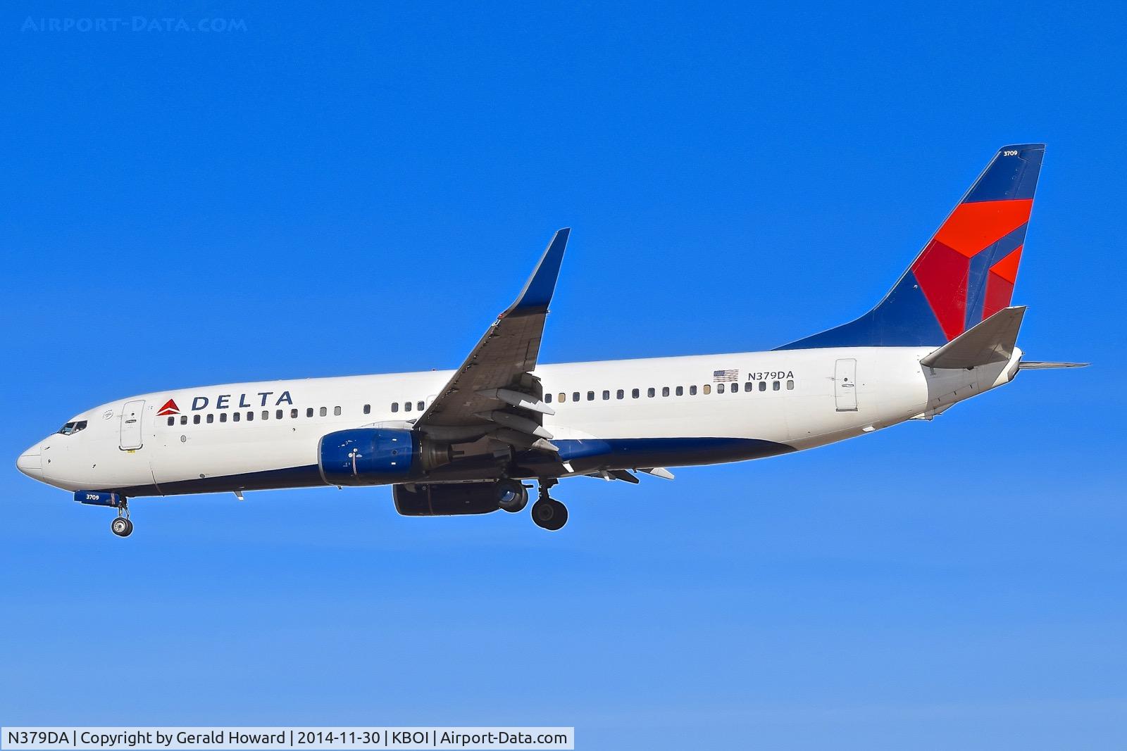 N379DA, 1999 Boeing 737-832 C/N 30349, Landing RWY 28R.