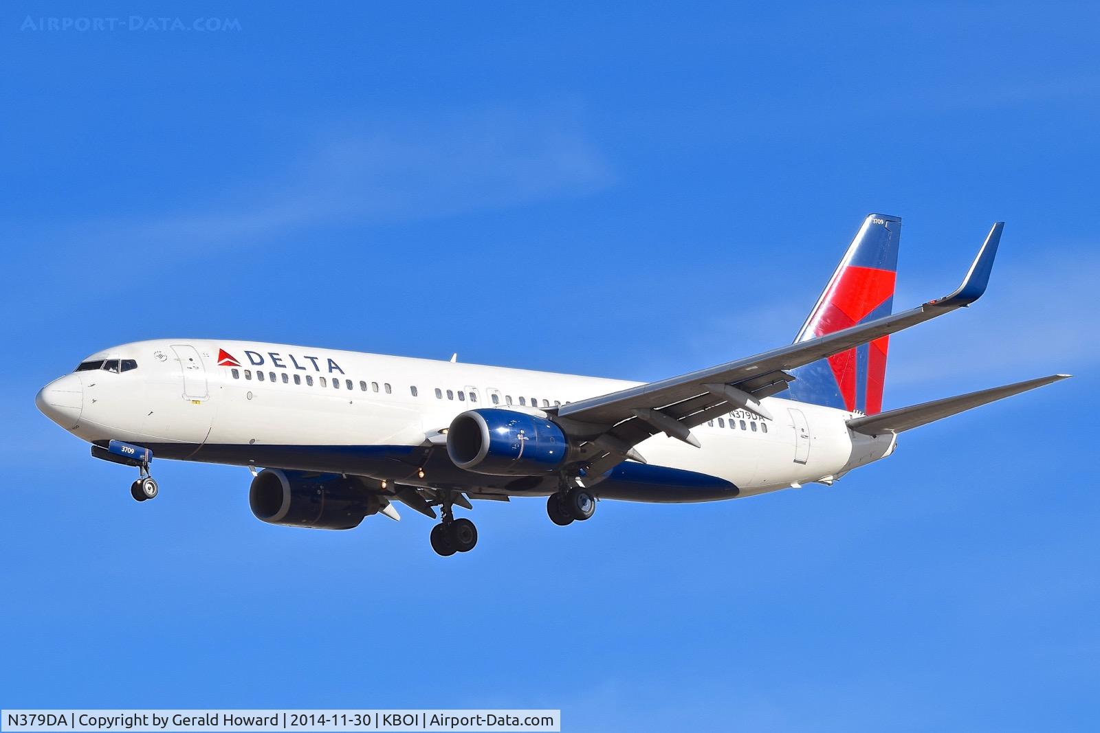 N379DA, 1999 Boeing 737-832 C/N 30349, Landing RWY 28R.