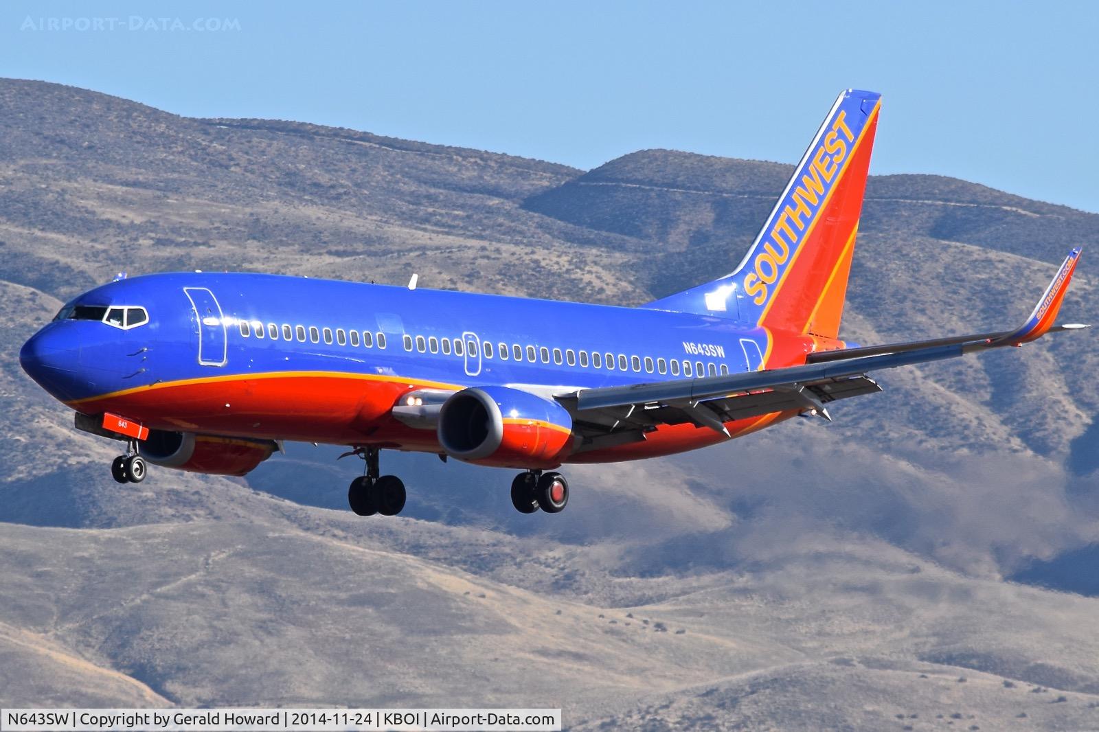 N643SW, 1997 Boeing 737-3H4 C/N 27716, Landing approach to RWY 28R.