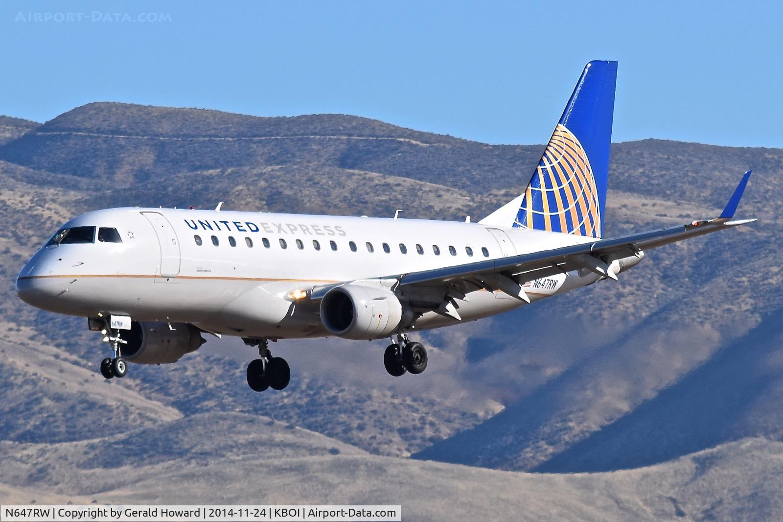 N647RW, 2005 Embraer 170SE (ERJ-170-100SE) C/N 17000067, Approach to RWY 28R.