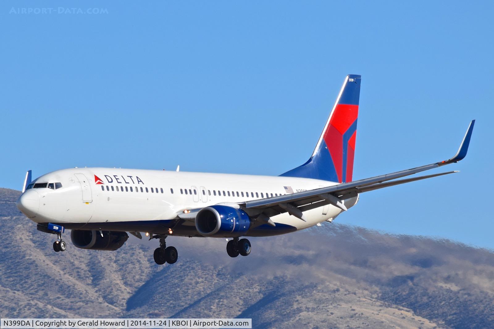 N399DA, 2000 Boeing 737-832 C/N 30379, Landing RWY 28R.