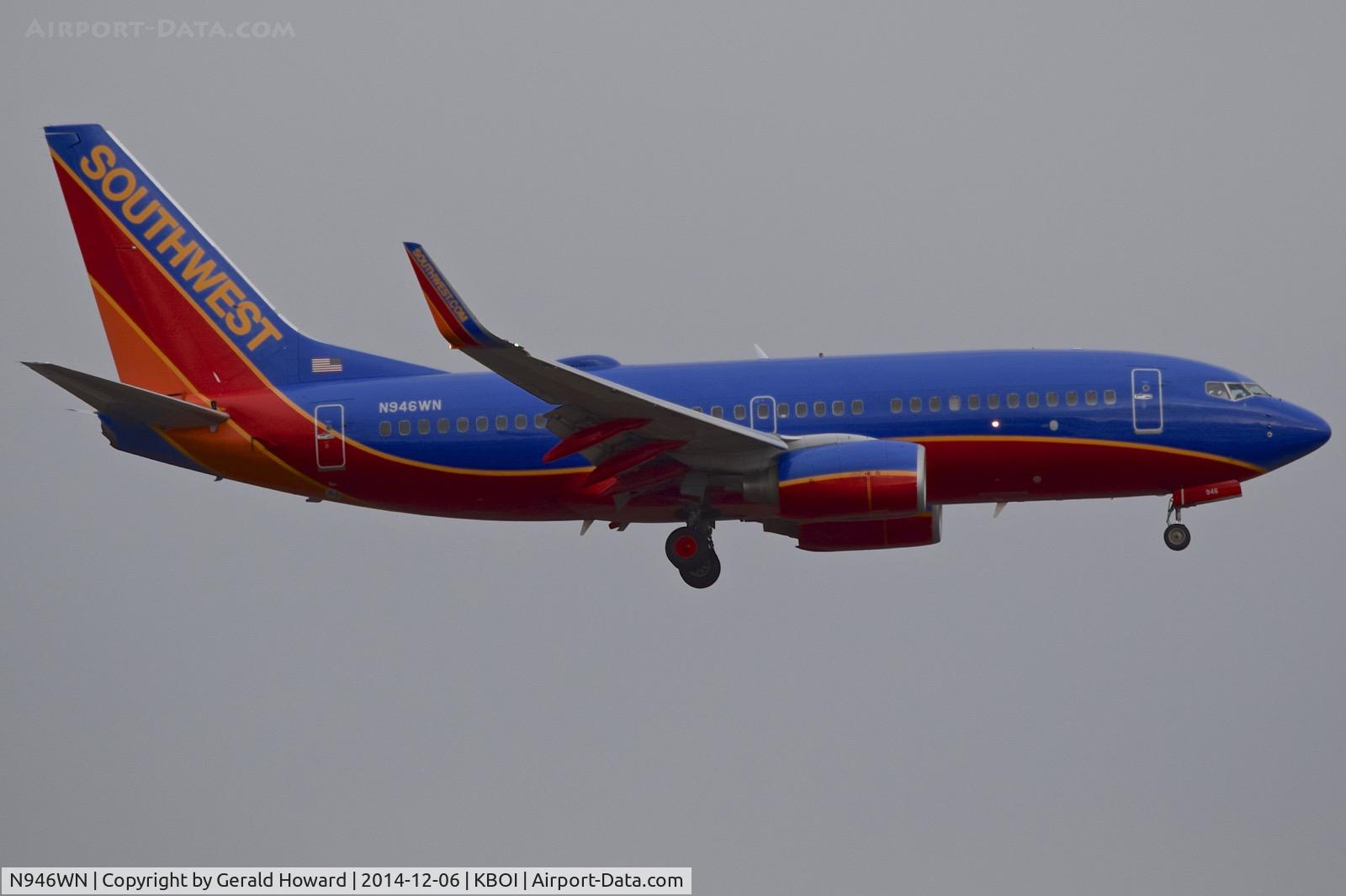 N946WN, 2010 Boeing 737-7H4 C/N 36918, Landing RWY 10L.
