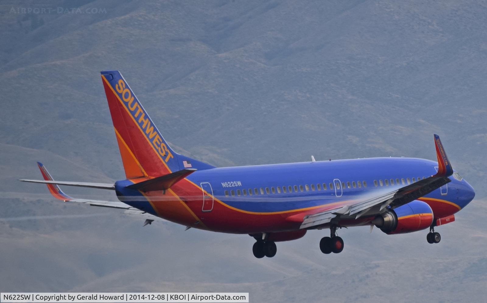 N622SW, 1996 Boeing 737-3H4 C/N 27932, Landing RWY 10L.
