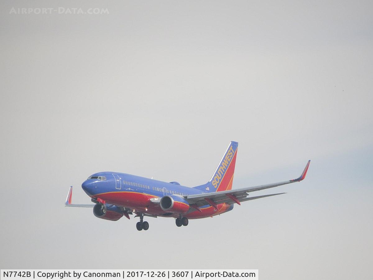 N7742B, 2007 Boeing 737-7BD C/N 33928, Landing