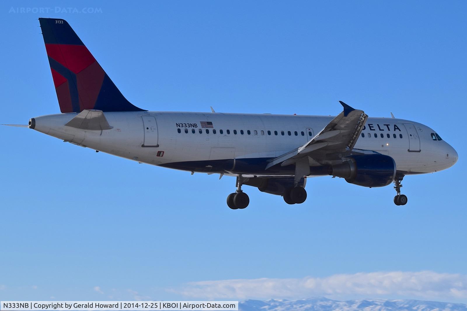 N333NB, 2001 Airbus A319-114 C/N 1582, Landing RWY 28R.