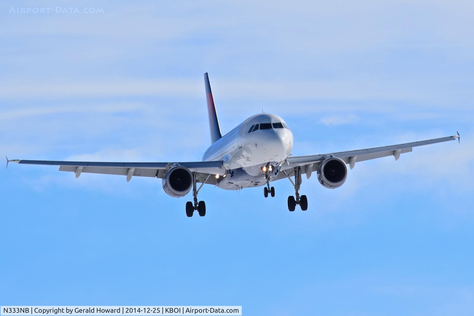 N333NB, 2001 Airbus A319-114 C/N 1582, Landing RWY 28R.