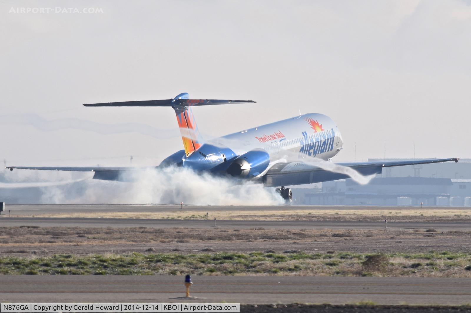 N876GA, 1995 McDonnell Douglas MD-83 (DC-9-83) C/N 53469, Landing RWY 10L.  1995 DC-9 (MD-83) c/n:53469.
