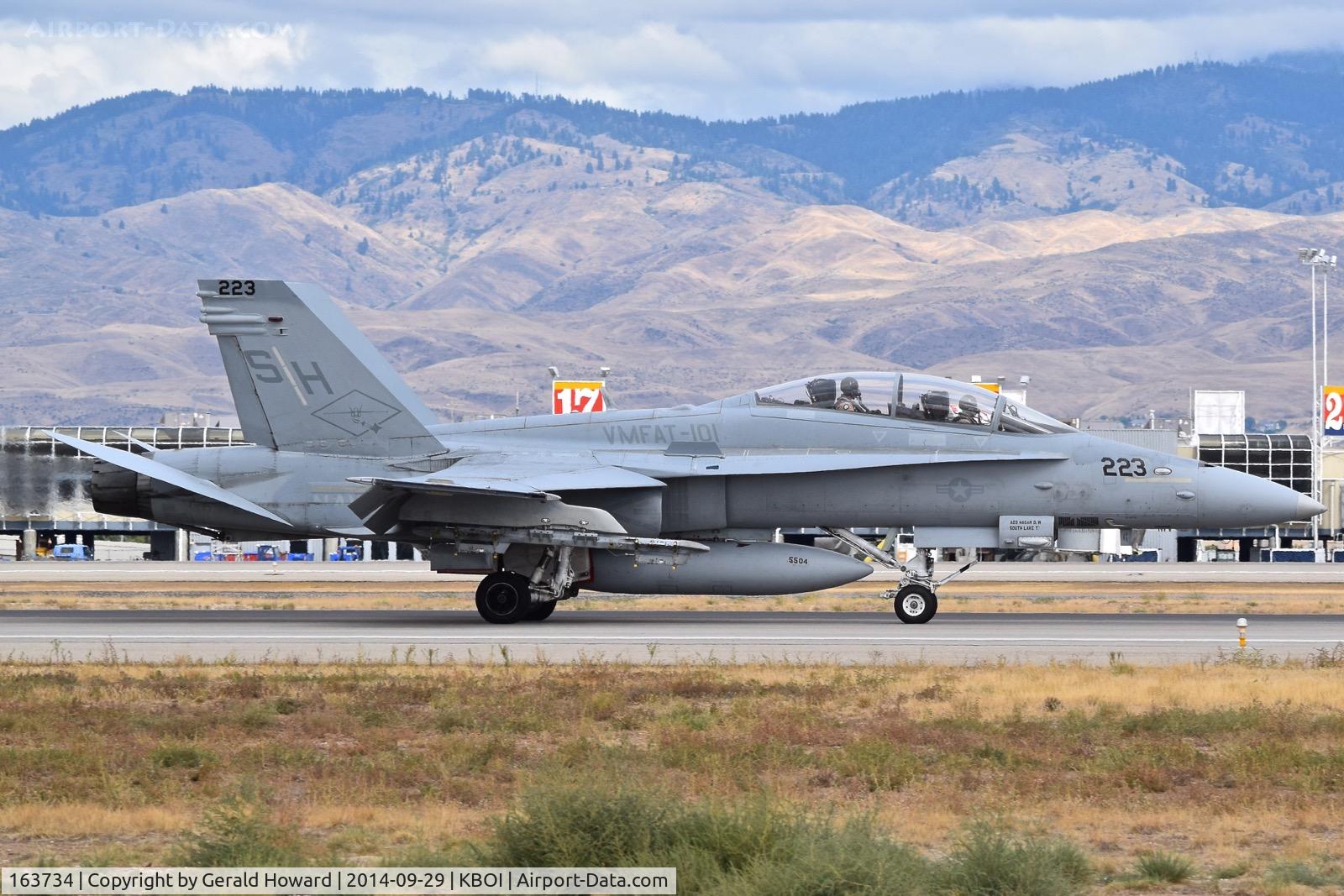 163734, McDonnell Douglas F/A-18D Hornet C/N 804/C093, Landing roll out on RWY 10R. VMFAT-101 