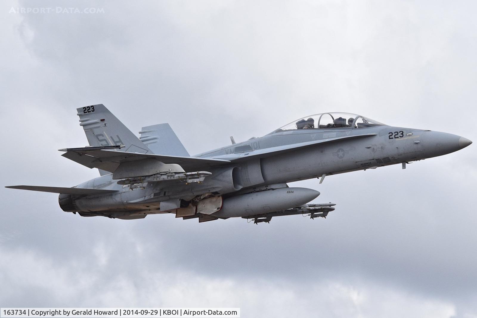 163734, McDonnell Douglas F/A-18D Hornet C/N 804/C093, Low approach to RWY 10R. VMFAT-101 