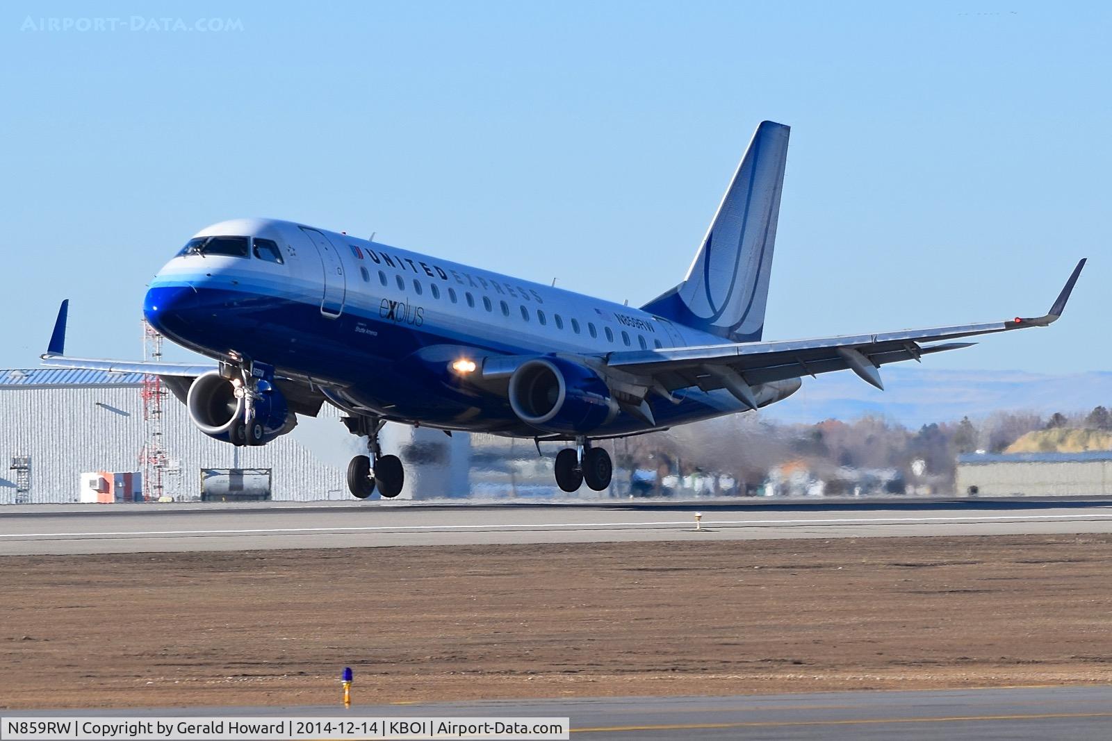 N859RW, 2005 Embraer 170SE (ERJ-170-100SE) C/N 17000082, Landing RWY 10L.