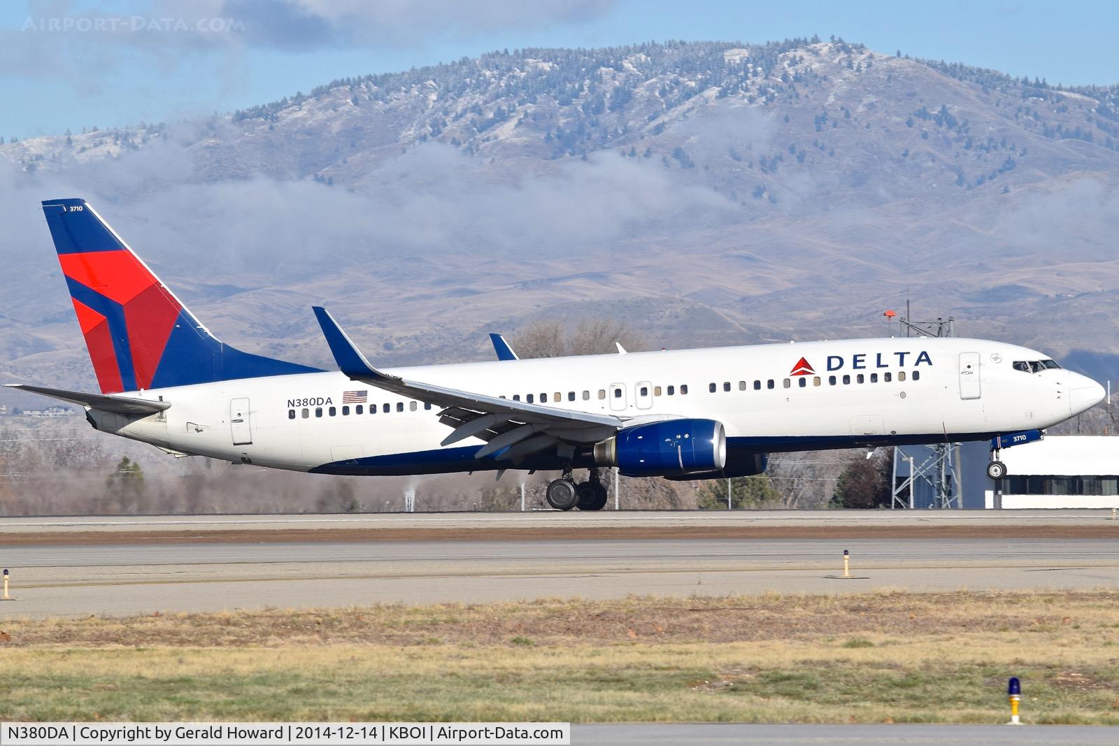 N380DA, 1999 Boeing 737-832 C/N 30266, Landing RWY 10R.