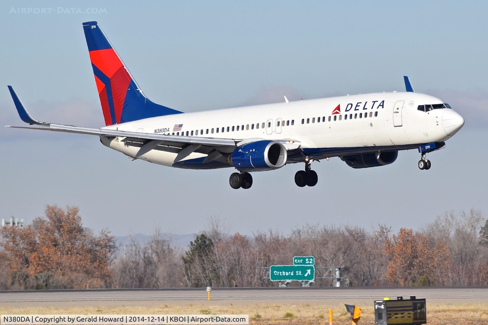 N380DA, 1999 Boeing 737-832 C/N 30266, Past the numbers on RWY 10R.