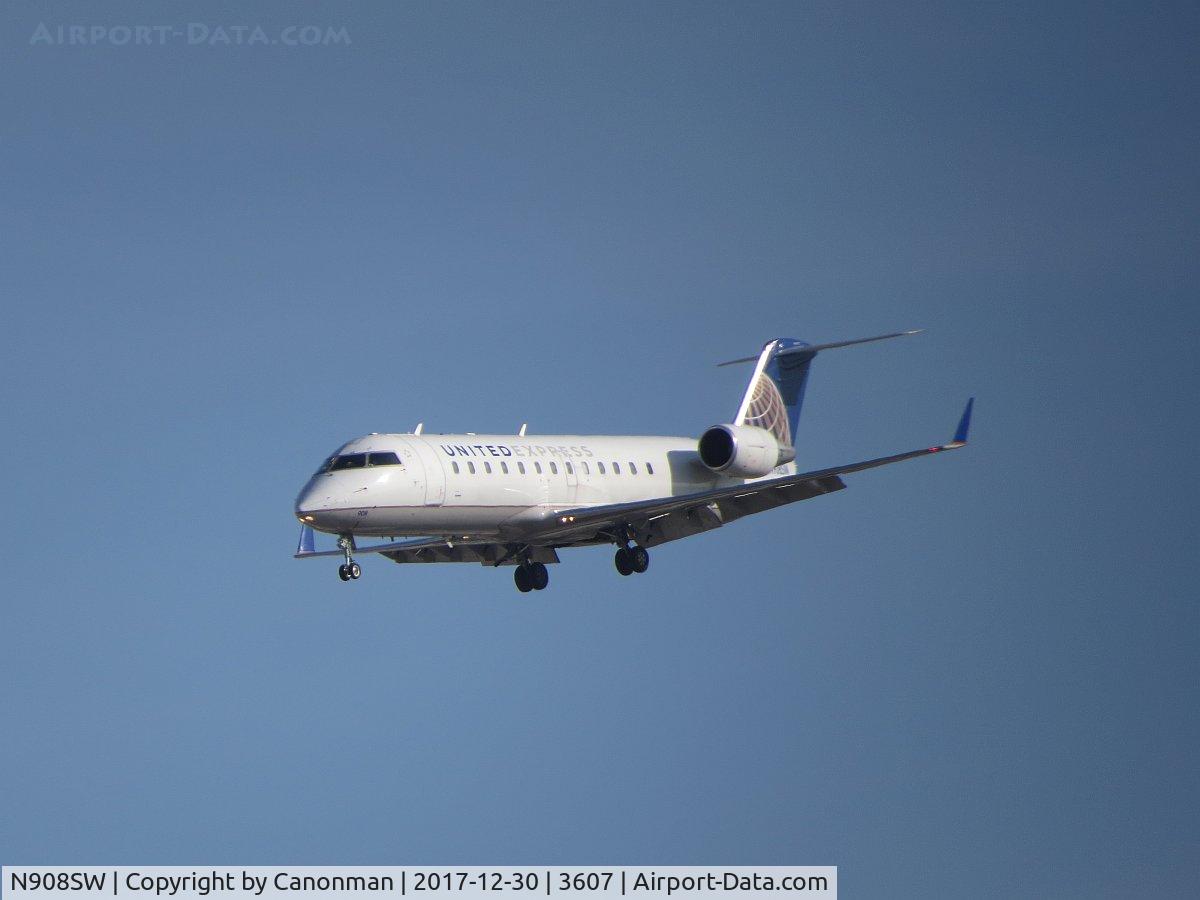 N908SW, 2001 Bombardier CRJ-200LR (CL-600-2B19) C/N 7540, Landing