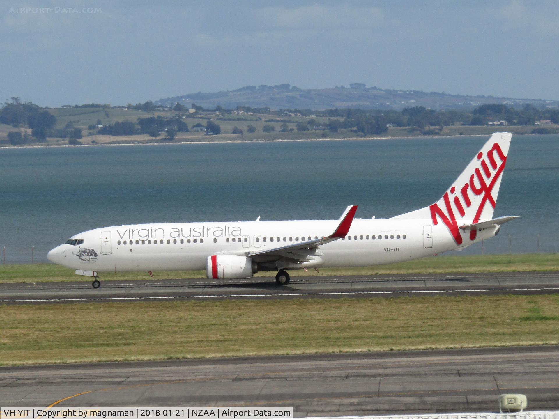 VH-YIT, 2012 Boeing 737-8FE C/N 38717, rolling to take off