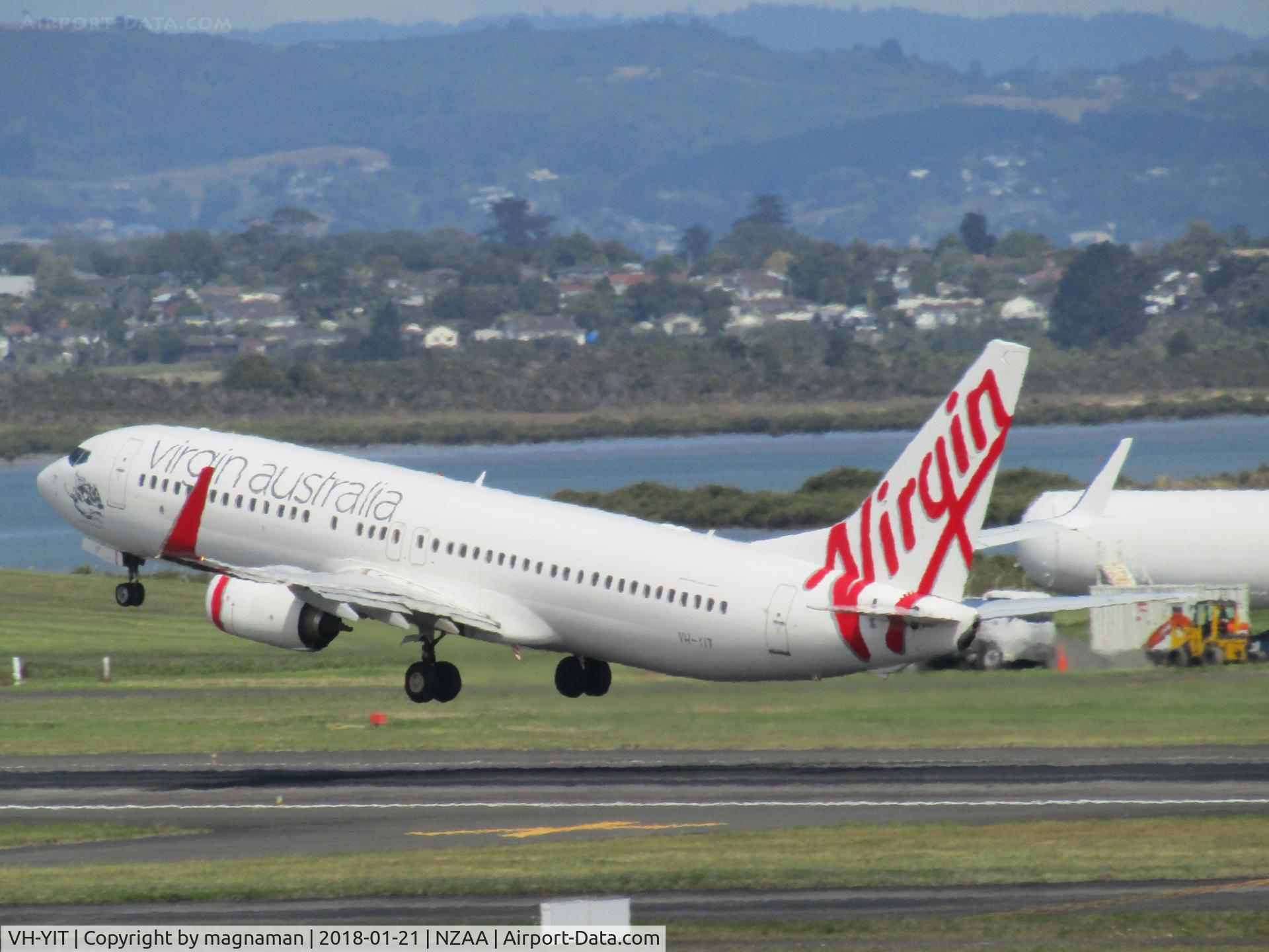 VH-YIT, 2012 Boeing 737-8FE C/N 38717, lift off