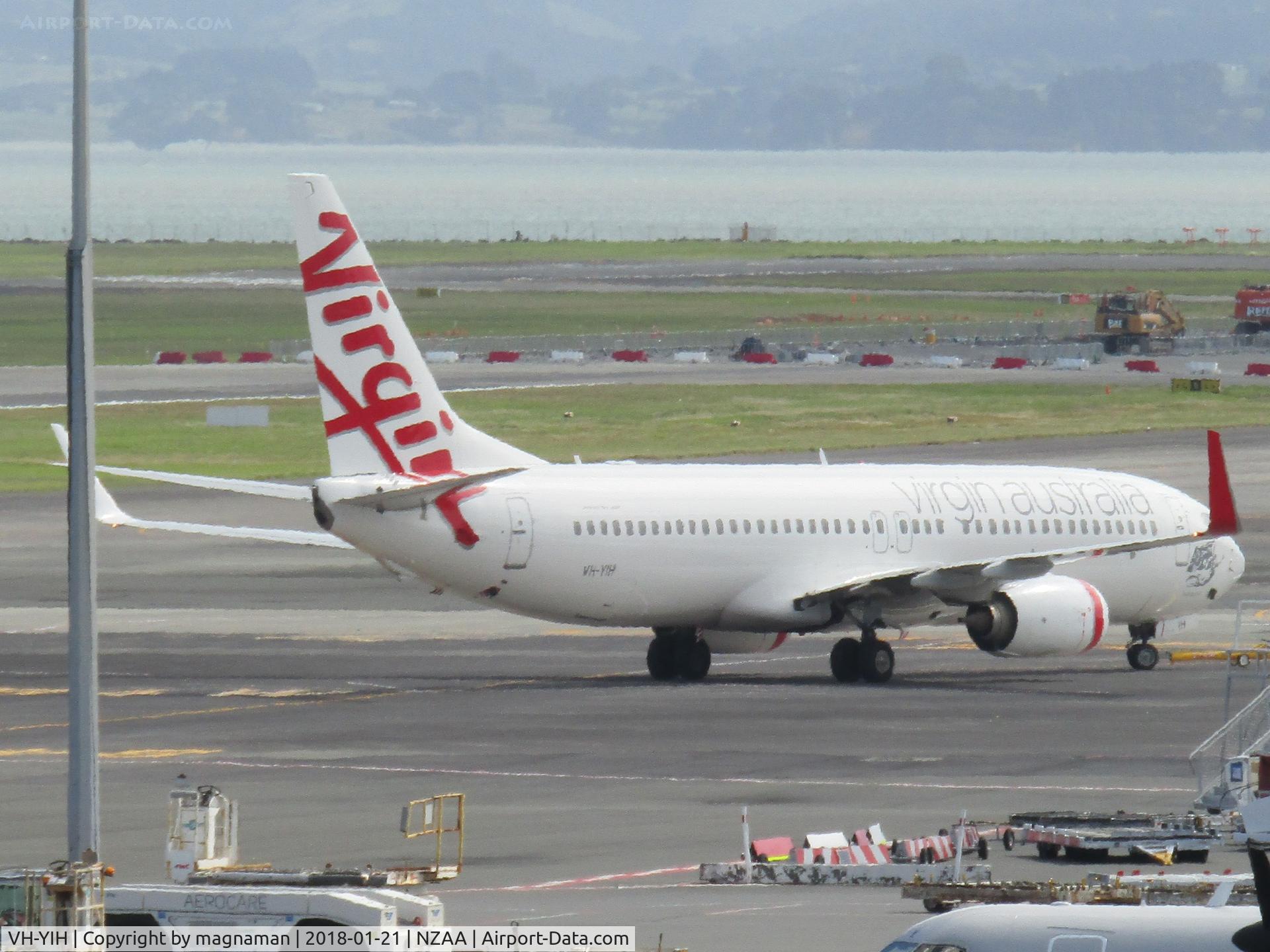 VH-YIH, 2012 Boeing 737-8FE C/N 38712, push back