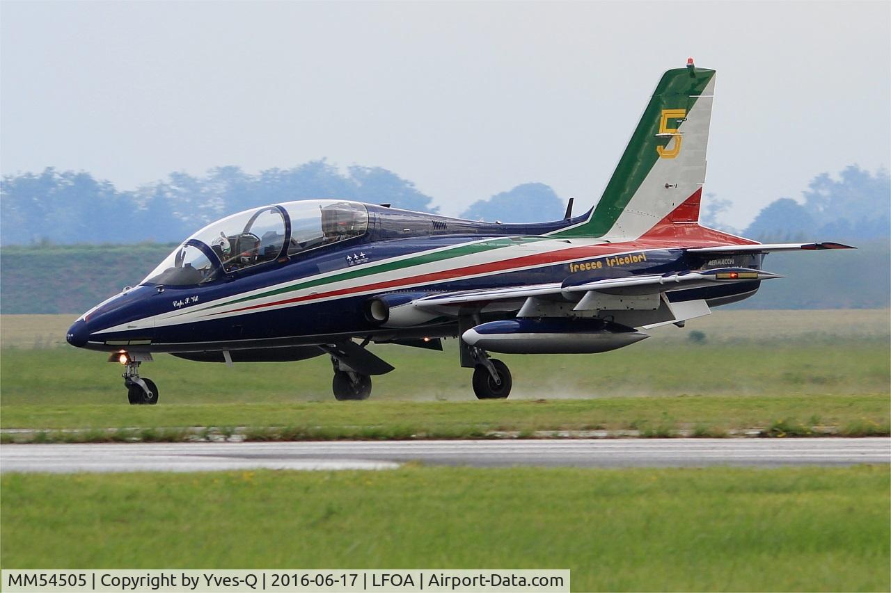 MM54505, Aermacchi MB-339A C/N 6716/111/AA053, Italian Air Force Aermacchi MB-339PAN, N°5 of Frecce Tricolori Aerobatic Team 2016, Landing rwy 24, Avord Air Base 702 (LFOA) Open day 2016