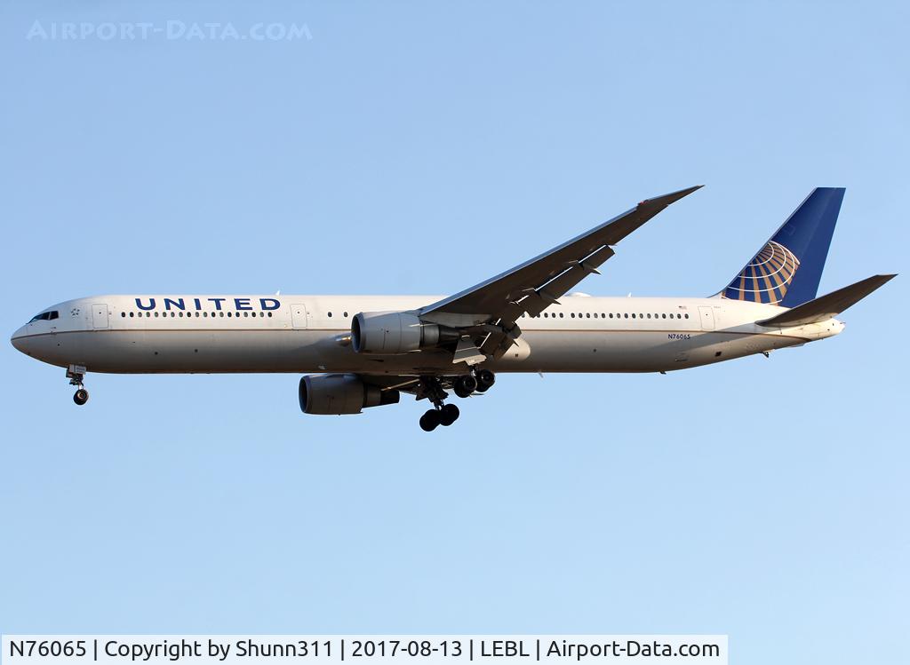 N76065, 2002 Boeing 767-424/ER C/N 29460, Landing rwy 25R