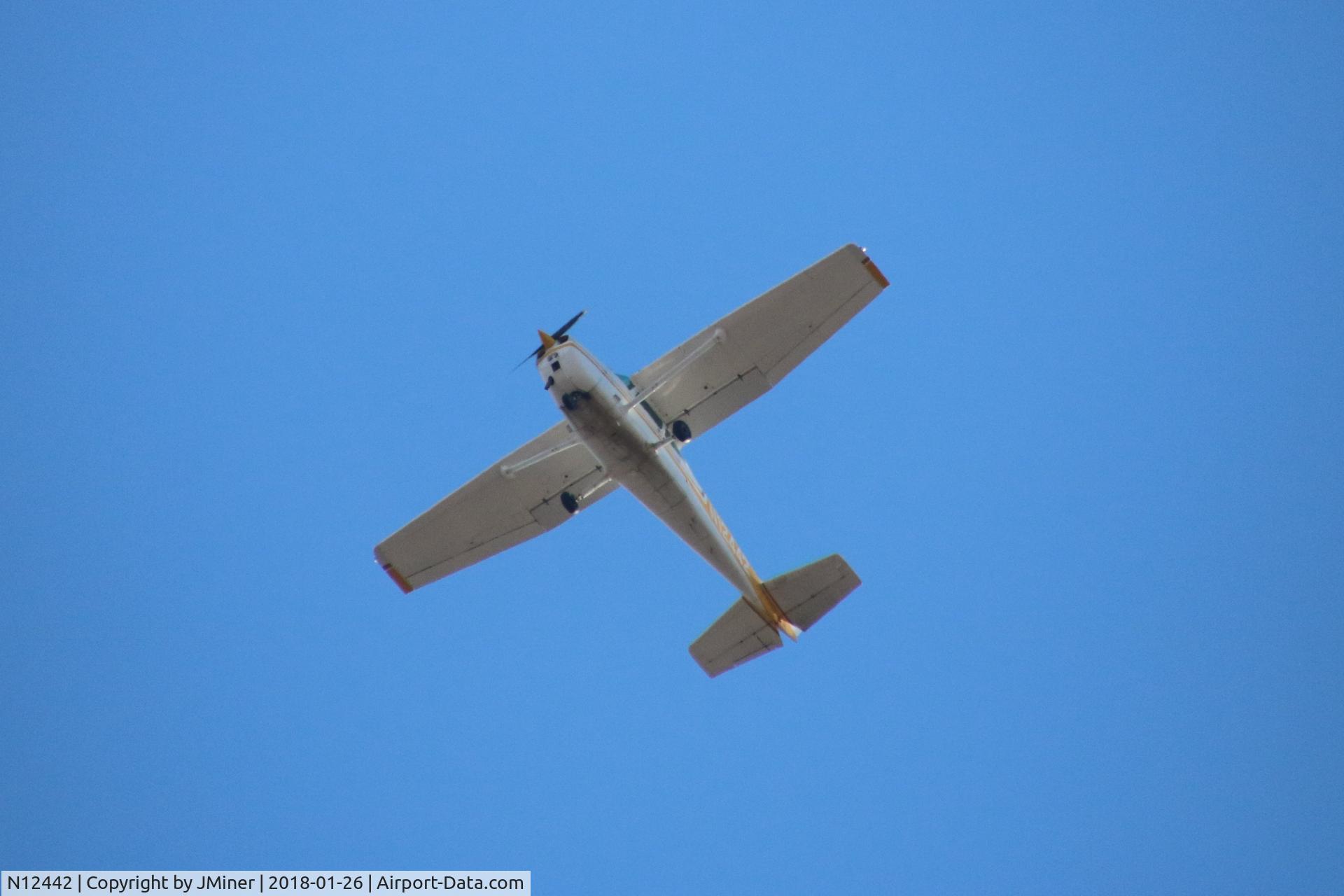 N12442, 1973 Cessna 172M C/N 17261985, Flying over Sleepy Hollow, IL.