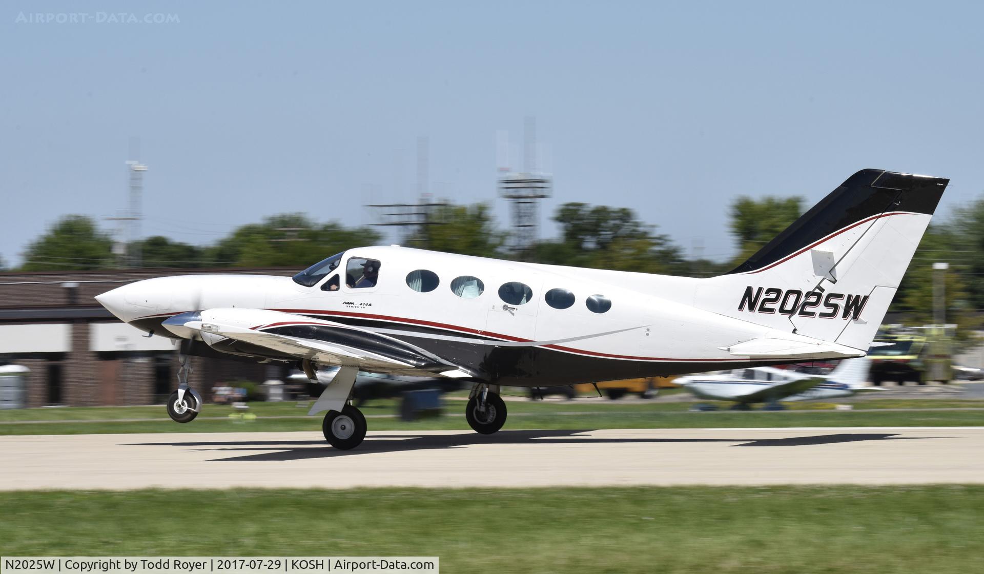 N2025W, 1965 Beech C55 Baron (95-C55) C/N TE-15, Airventure 2017