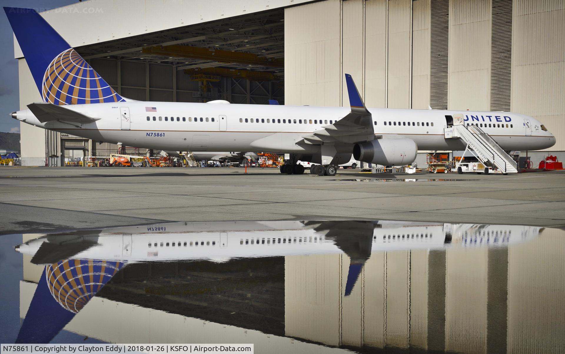 N75861, 2001 Boeing 757-33N C/N 32585, SFO 2018.