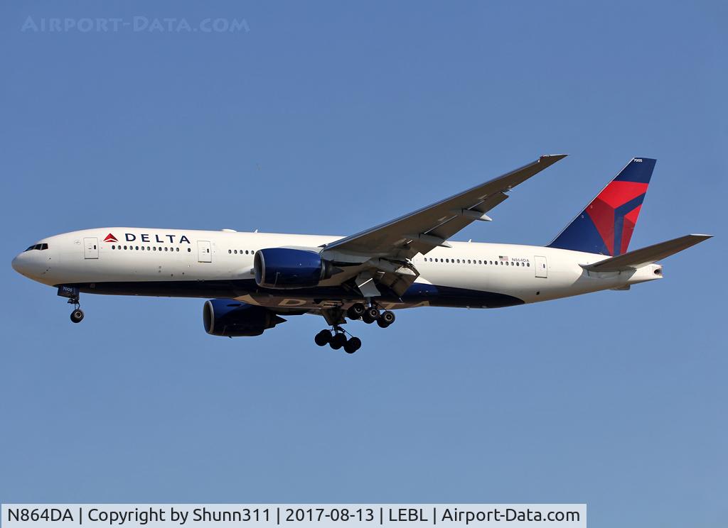 N864DA, 1999 Boeing 777-232 C/N 29736, Landing rwy 25R