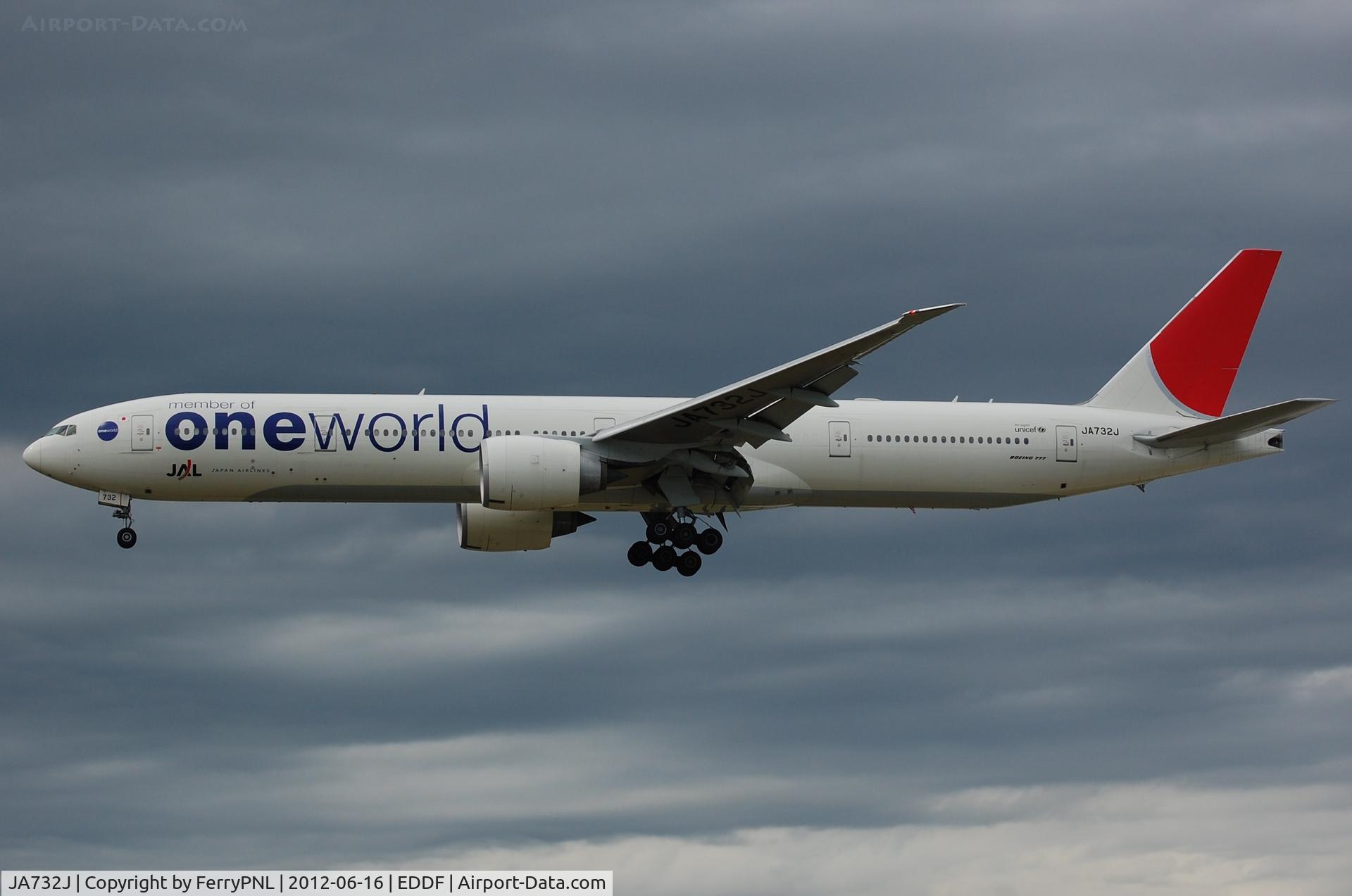 JA732J, 2002 Boeing 777-346/ER C/N 32430, JAL B773 depicting One World logo.