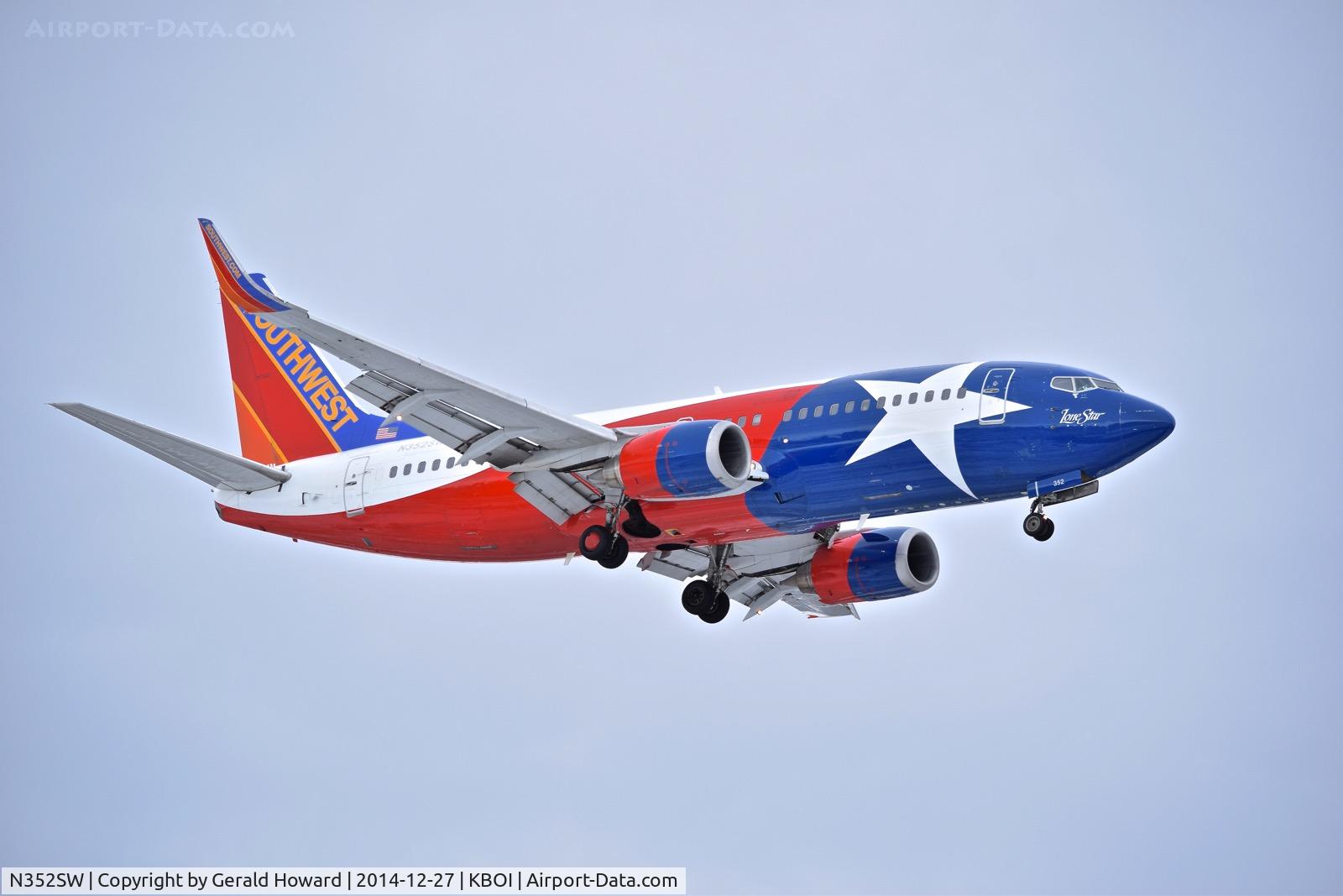 N352SW, 1990 Boeing 737-3H4 C/N 24888, Landing RWY 1oL.