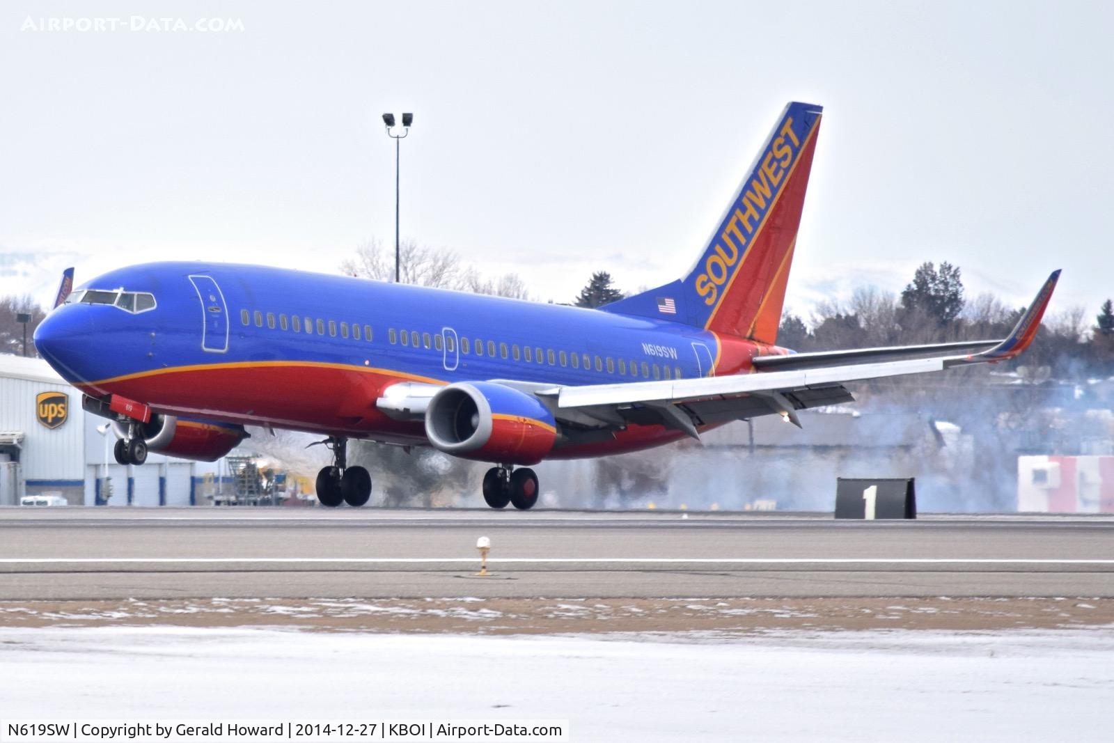 N619SW, 1995 Boeing 737-3H4 C/N 28035, Landing RWY 10L.