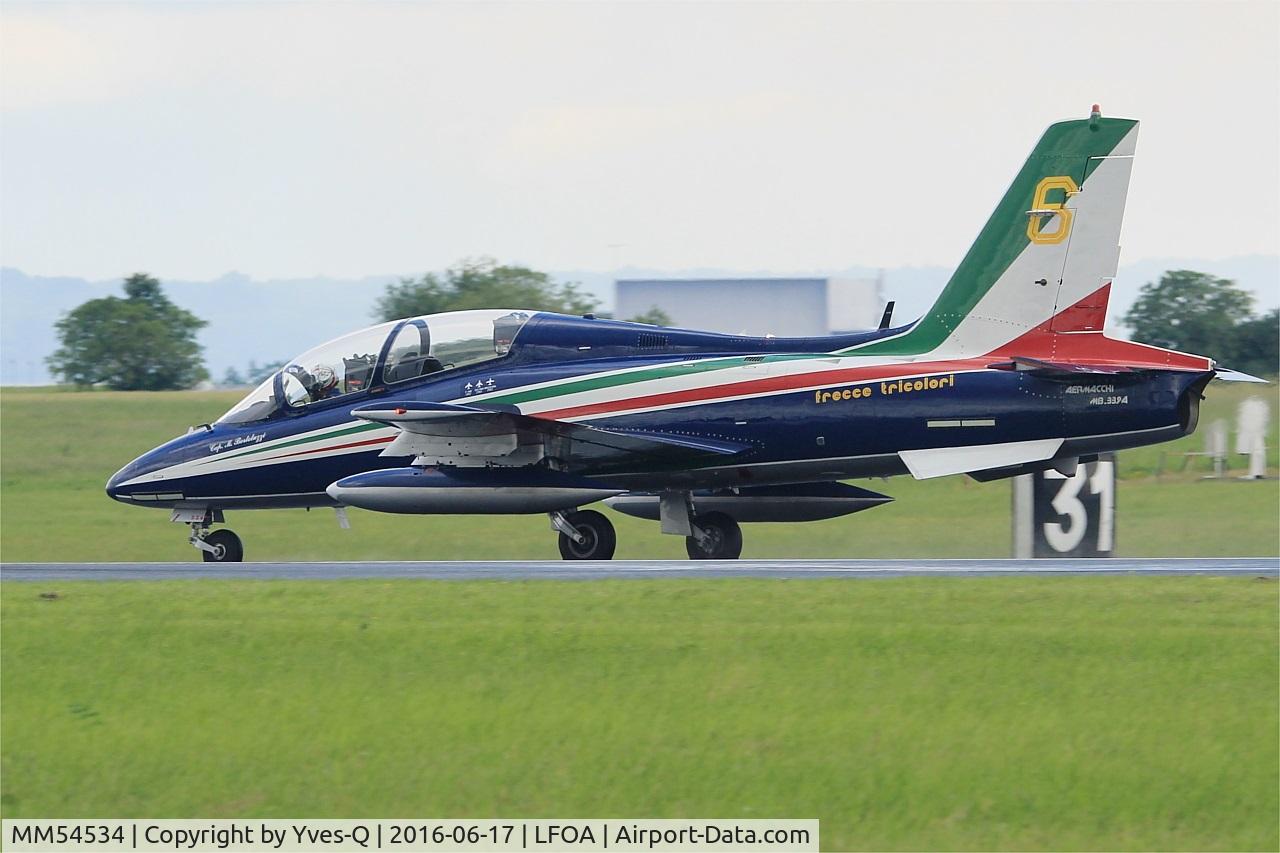 MM54534, Aermacchi MB-339PAN C/N 6741/136/AA068, Italian Air Force Aermacchi MB-339PAN, N°6 of Frecce Tricolori Aerobatic Team 2016, Landing rwy 24, Avord Air Base 702 (LFOA) Open day 2016