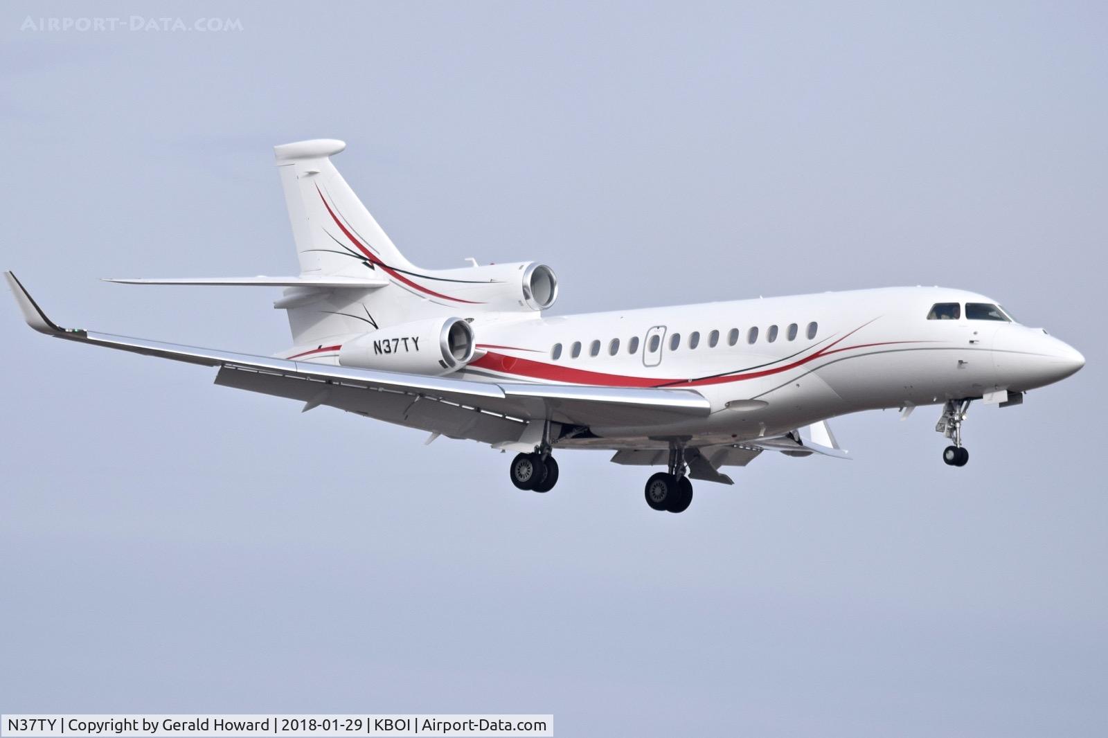 N37TY, 2013 Dassault Falcon 7X C/N 222, Approach to RWY 10R.