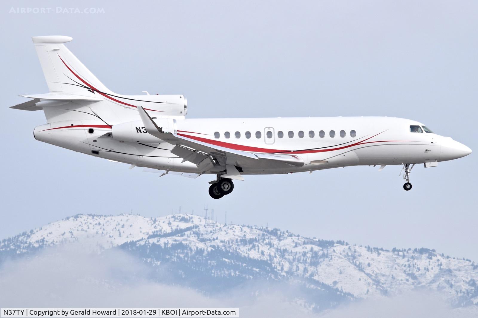 N37TY, 2013 Dassault Falcon 7X C/N 222, Landing RWY 10L.