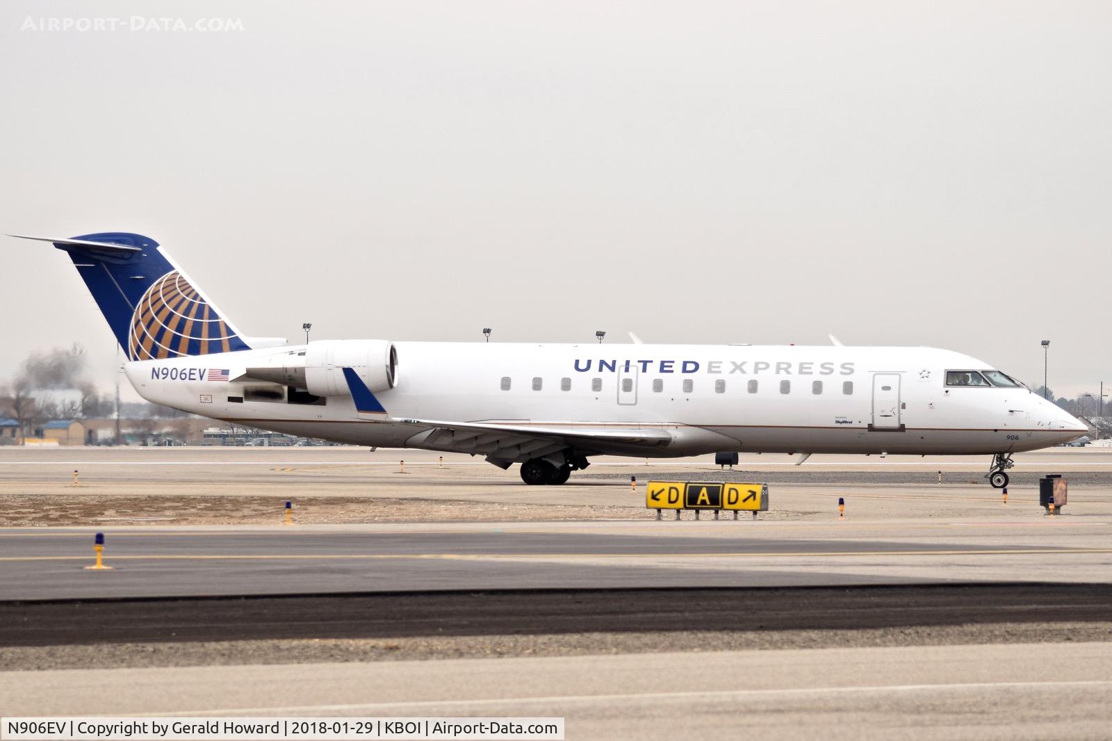 N906EV, 2002 Bombardier CRJ-200ER (CL-600-2B19) C/N 7642, Taxiing to the ramp on Delta.