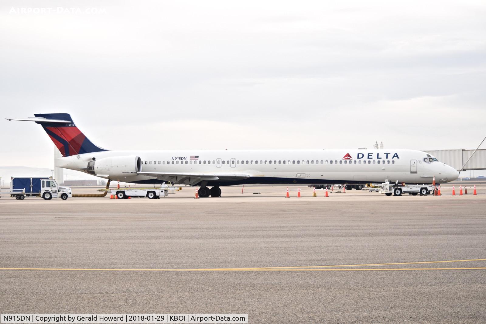 N915DN, 1996 McDonnell Douglas MD-90-30 C/N 53395, Parked at the gate.