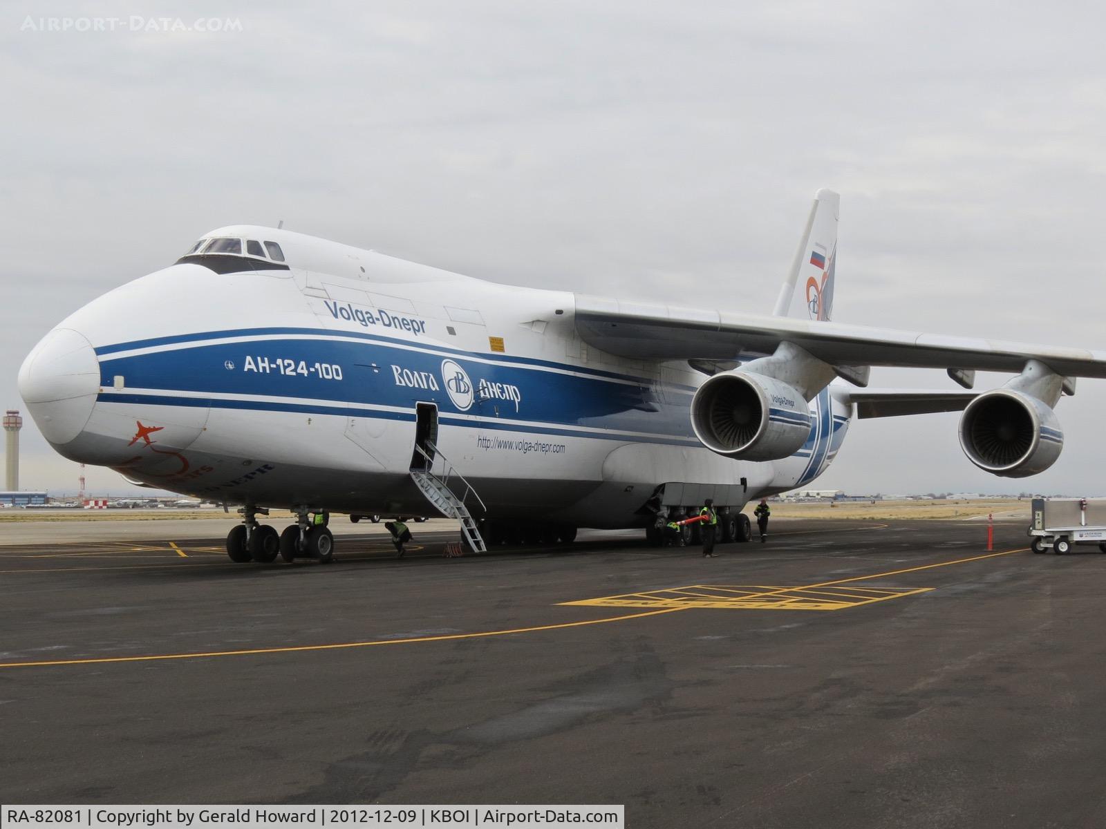RA-82081, 2004 Antonov An-124-100M Ruslan C/N 9773051462165, Waiting for U. S. Customs to arrive.