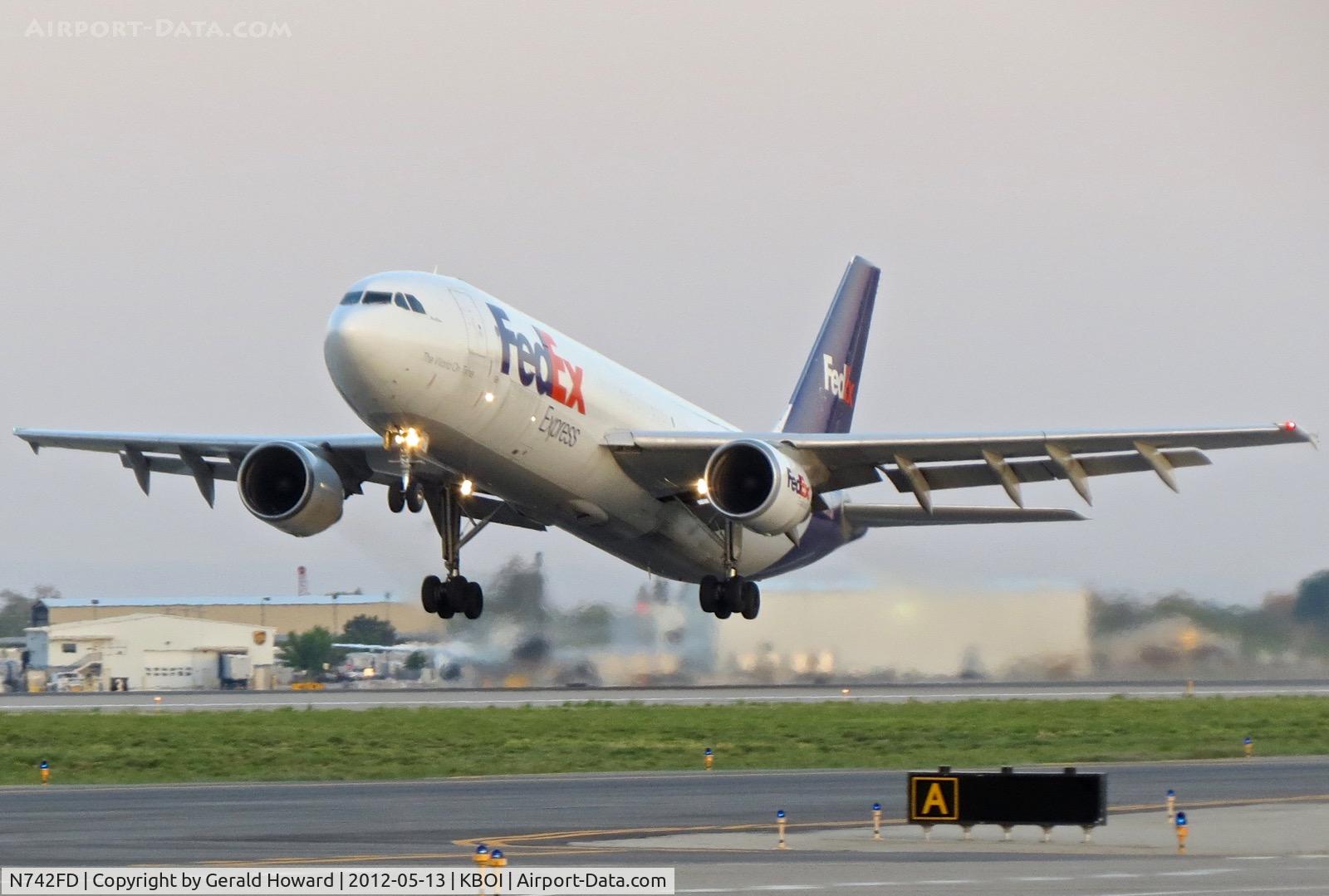 N742FD, Airbus A300B4-622R C/N 613, Take off from RWY 10L.