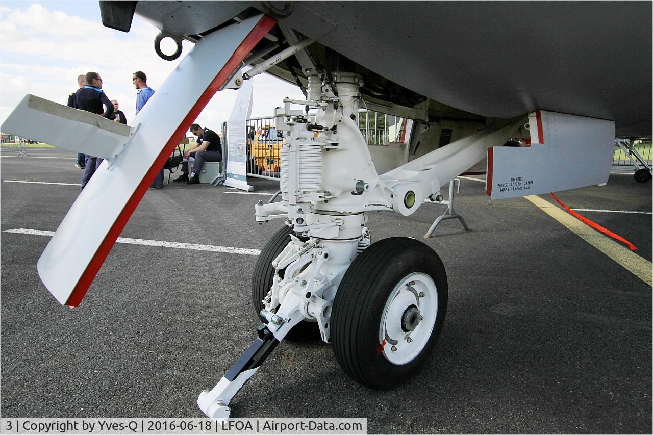 3, Northrop Grumman E-2C Hawkeye C/N FR-3, French Naval Aviation Grumman E-2C Hawkeye, Front landing gear close up view, Avord Air Base 702 (LFOA) Open day 2016