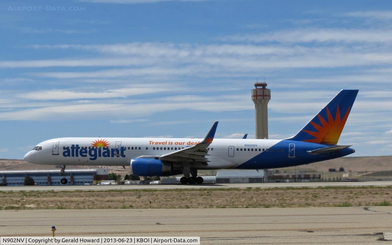 N902NV, 1992 Boeing 757-204 C/N 26964, Take off run on RWY 10L.
