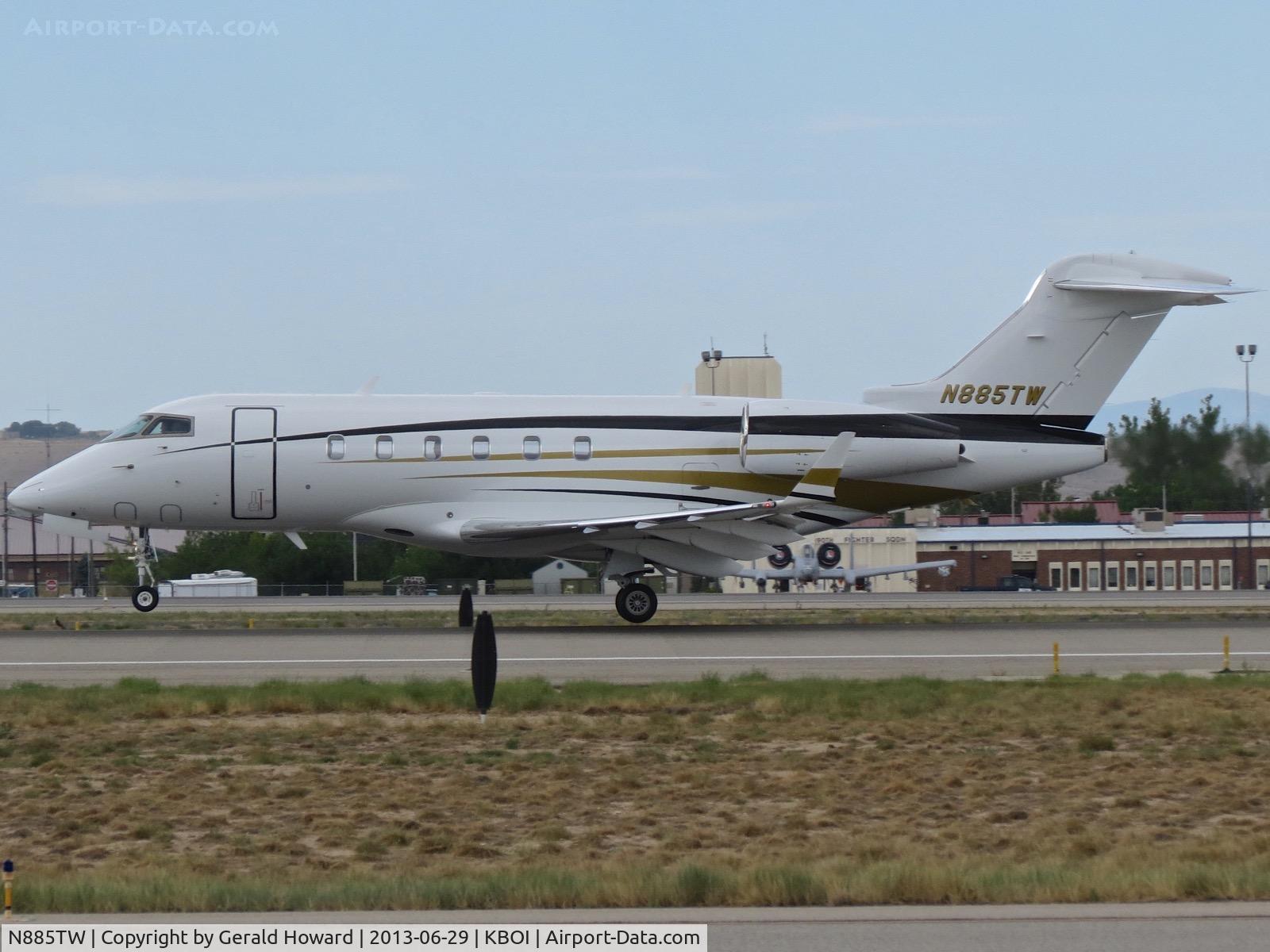 N885TW, 2004 Bombardier Challenger 300 (BD-100-1A10) C/N 20037, Landing RWY 10L.