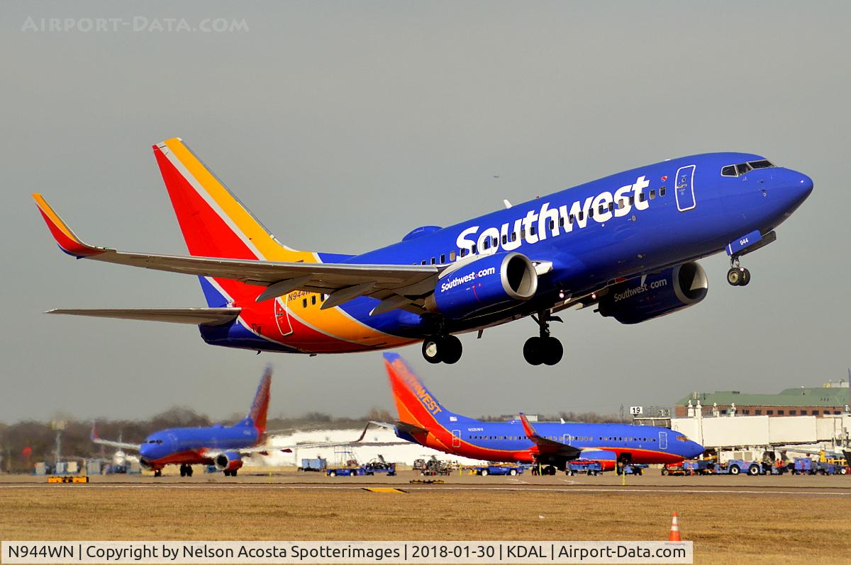 N944WN, 2010 Boeing 737-7H4 C/N 36659, Rotating from 13R @ Love Field
