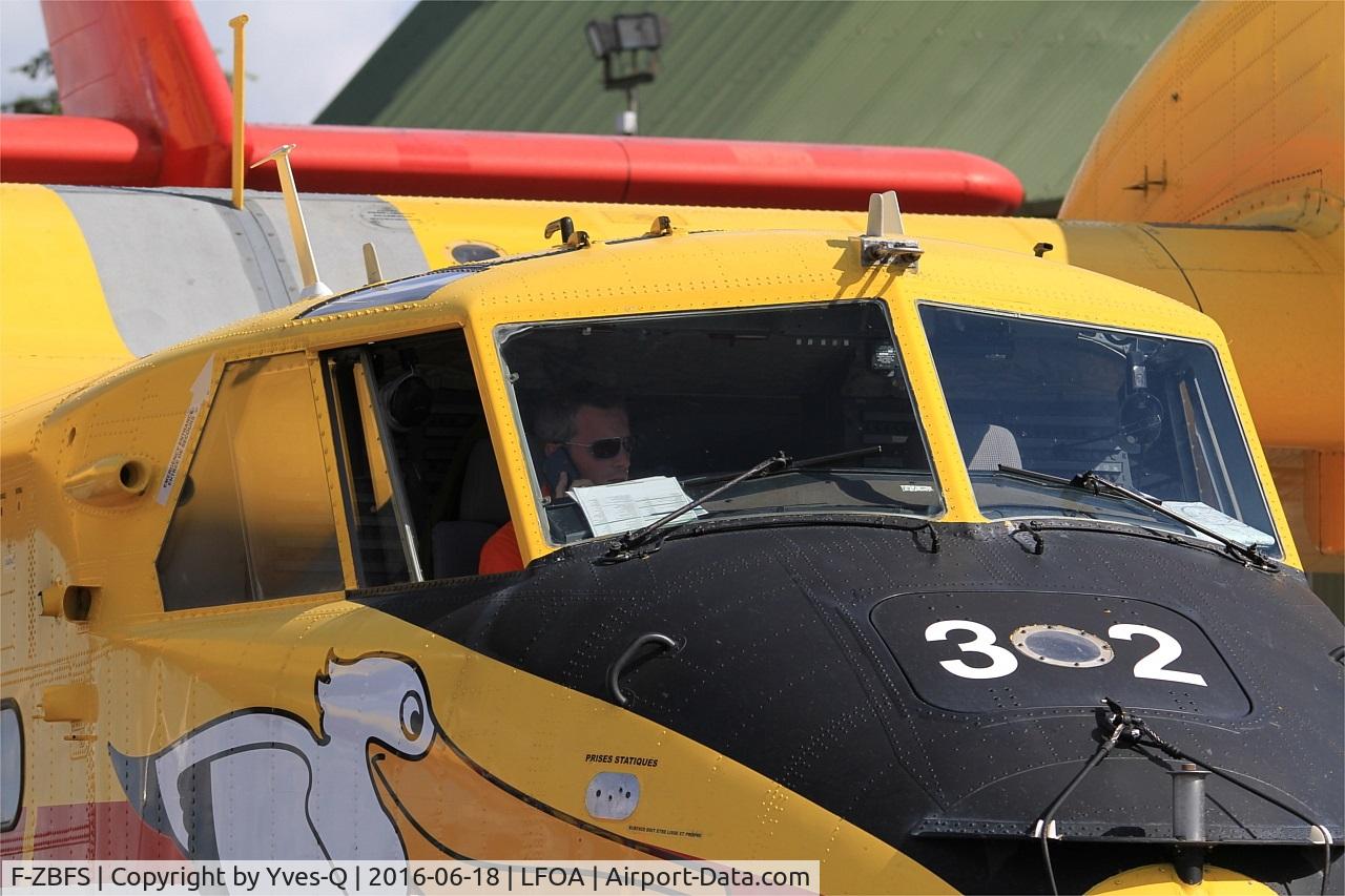 F-ZBFS, Canadair CL-215-6B11 CL-415 C/N 2001, Canadair CL-415, Cockpit close up view, Avord Air Base 702 (LFOA) Open day 2016