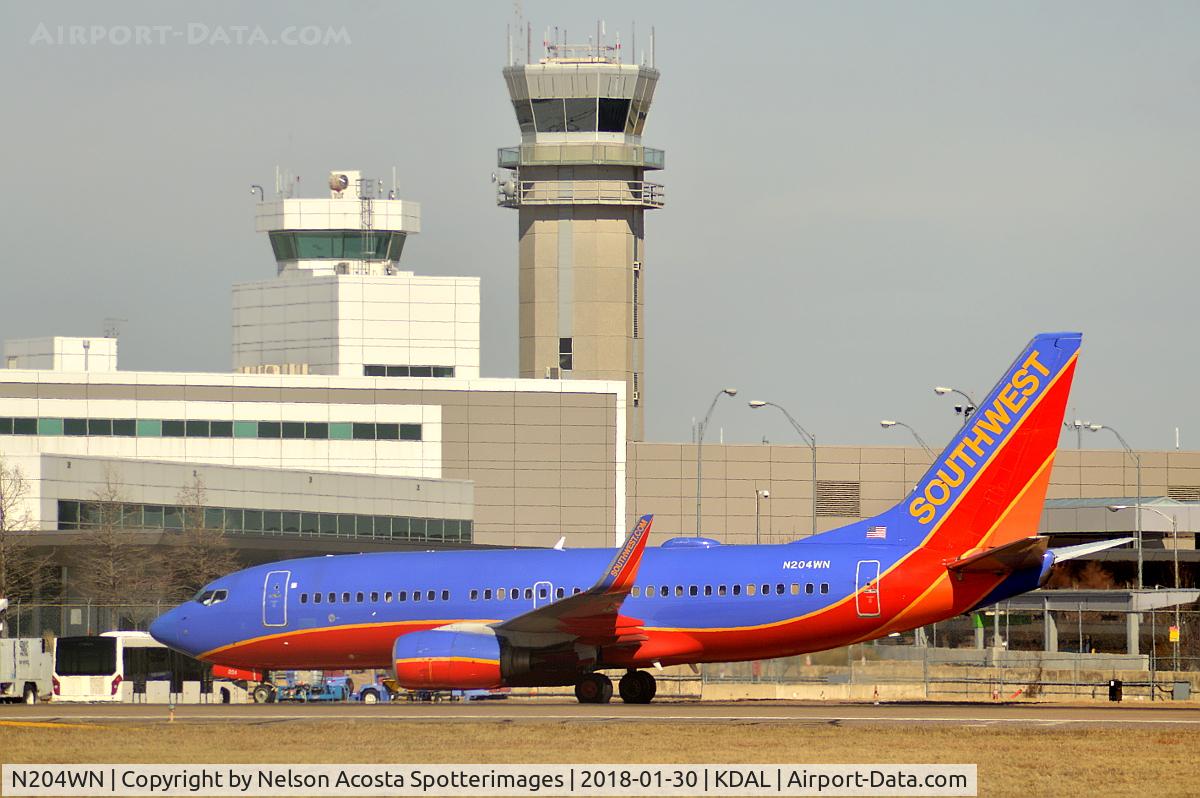 N204WN, 2005 Boeing 737-7H4 C/N 29855, Taxing to the gate.