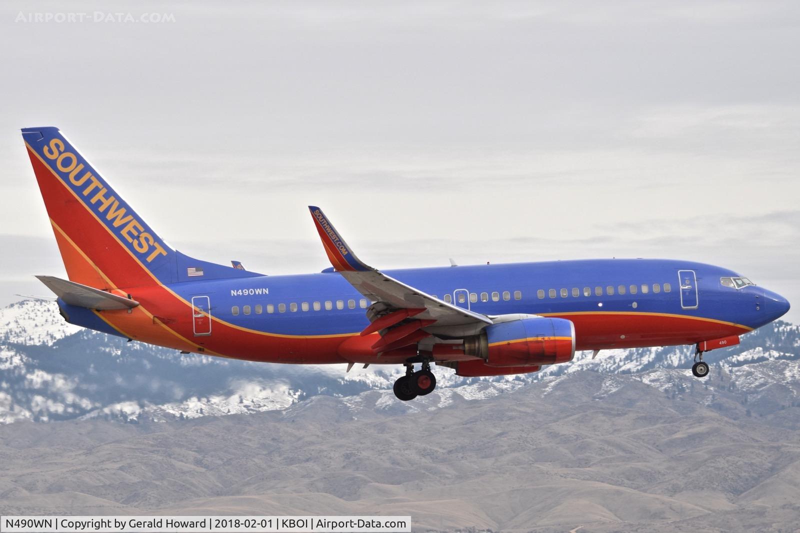 N490WN, 2004 Boeing 737-7H4 C/N 32476, Landing RWY 10R.