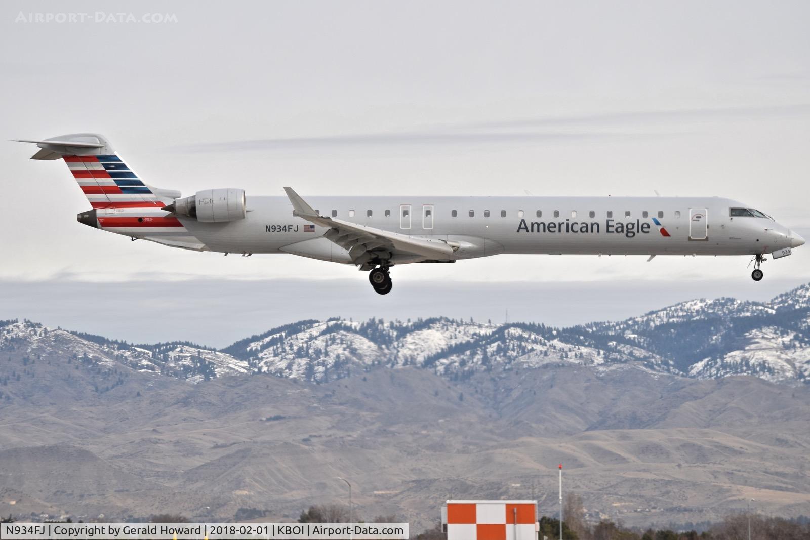N934FJ, 2005 Bombardier CRJ-900ER (CL-600-2D24) C/N 15034, Landing RWY 10R.