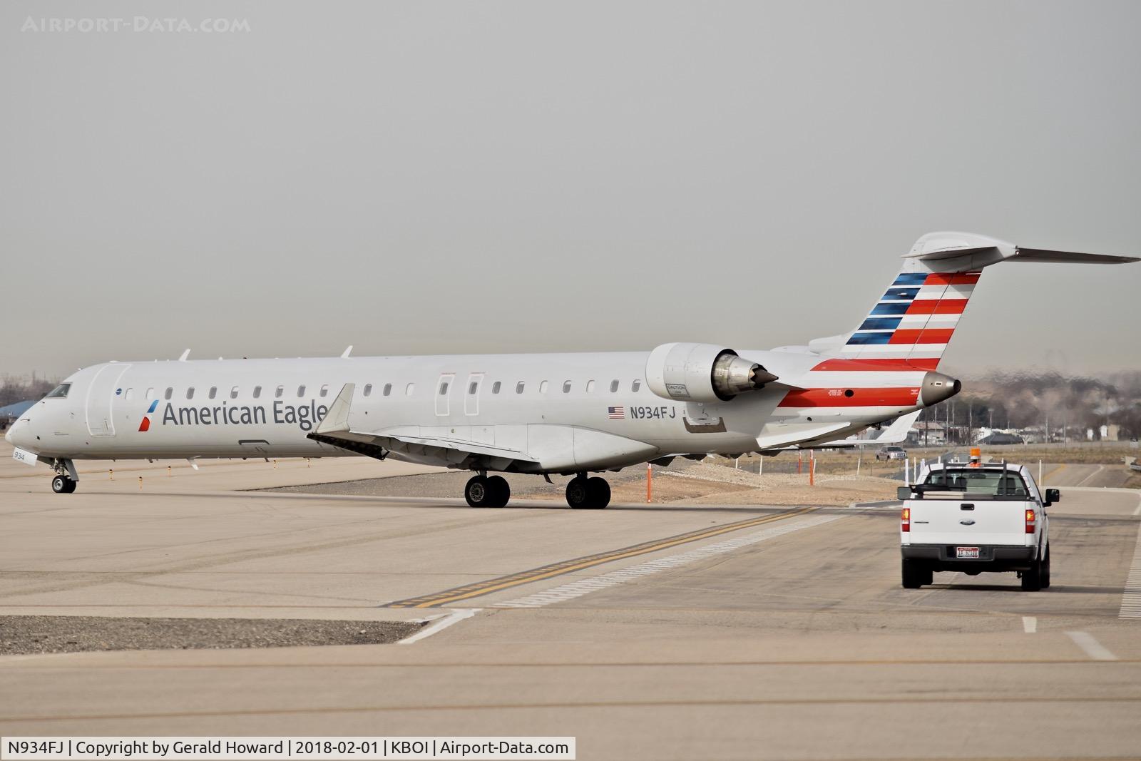 N934FJ, 2005 Bombardier CRJ-900ER (CL-600-2D24) C/N 15034, Taxiing onto taxiway Alpha.